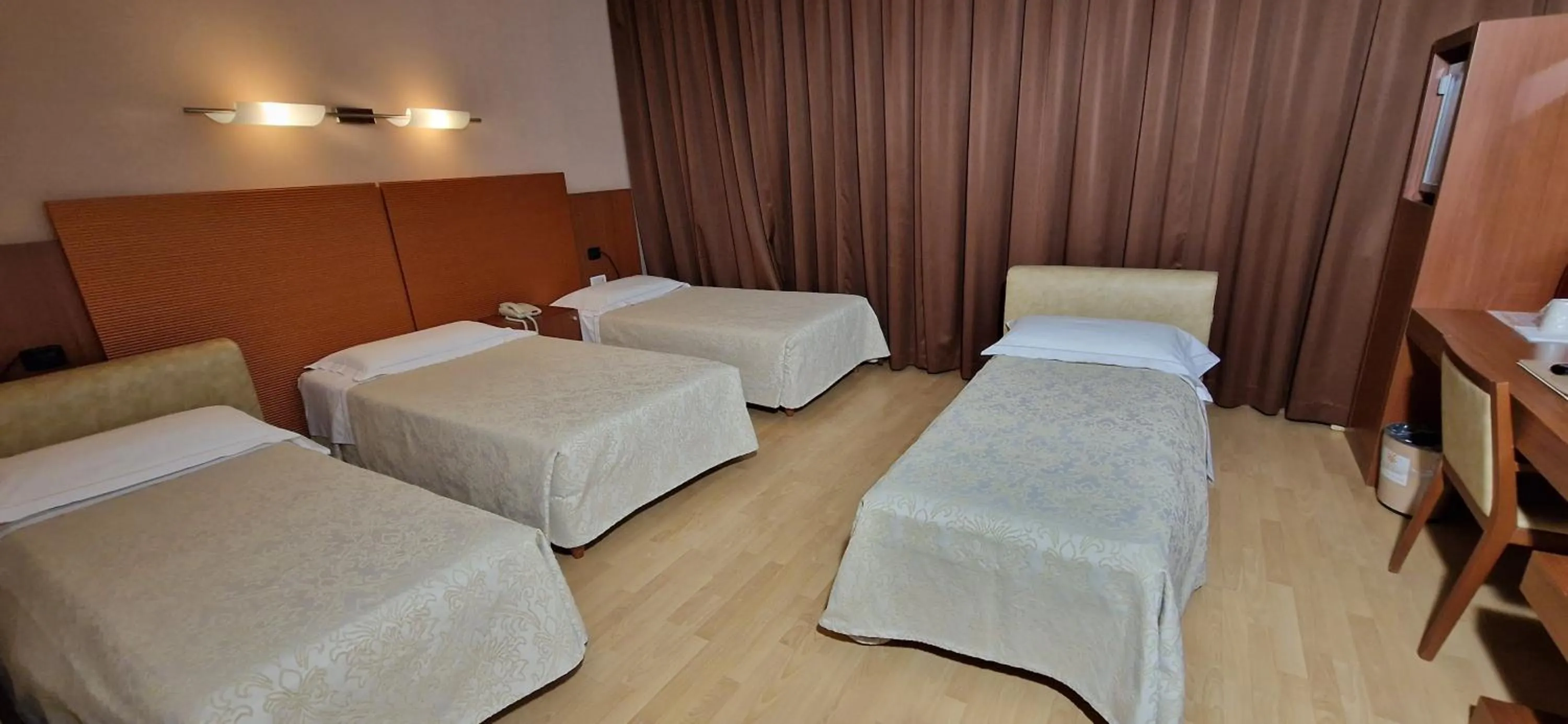 Bed in Bella Italia Palace Hotel