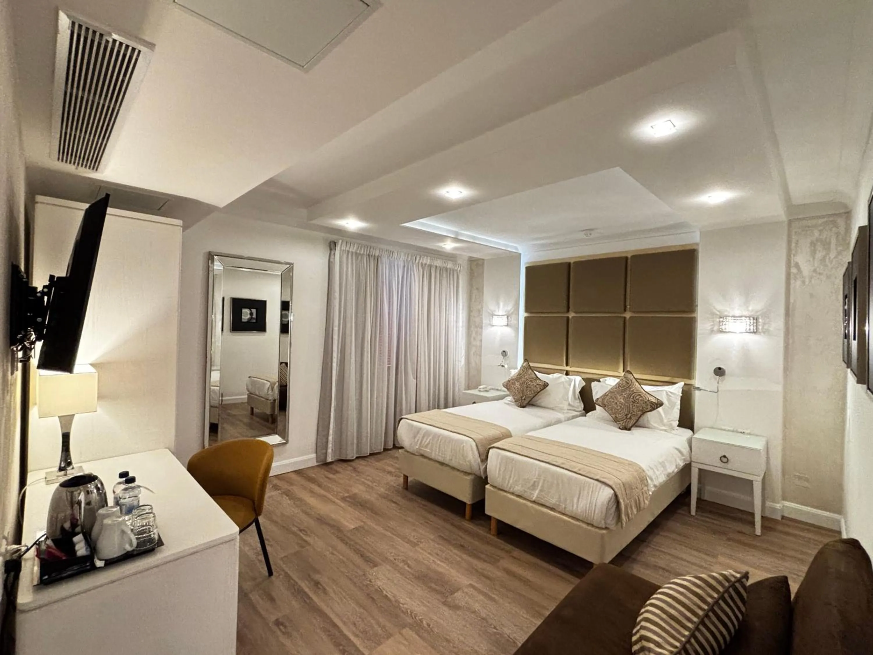 Photo of the whole room, Bed in Osborne Hotel