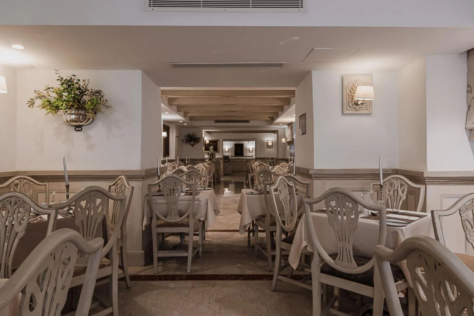 Restaurant/places to eat in Osborne Hotel