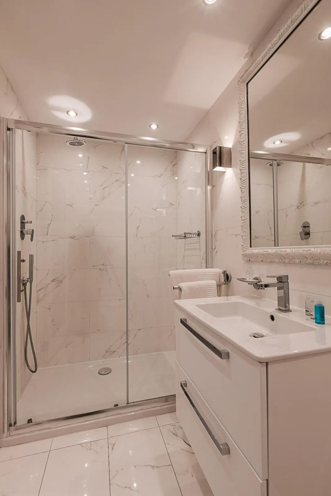 Shower in Osborne Hotel