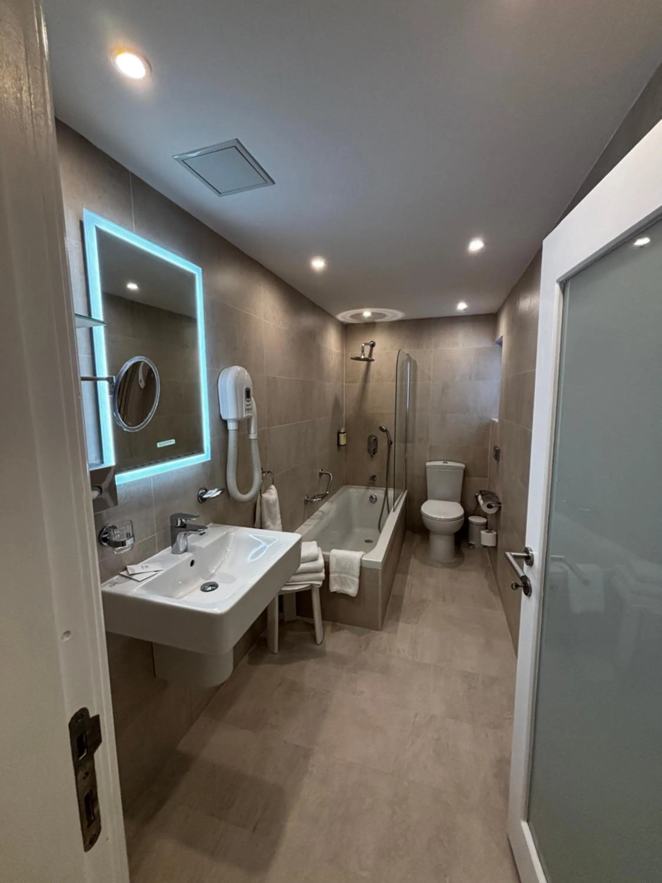 Toilet in Osborne Hotel