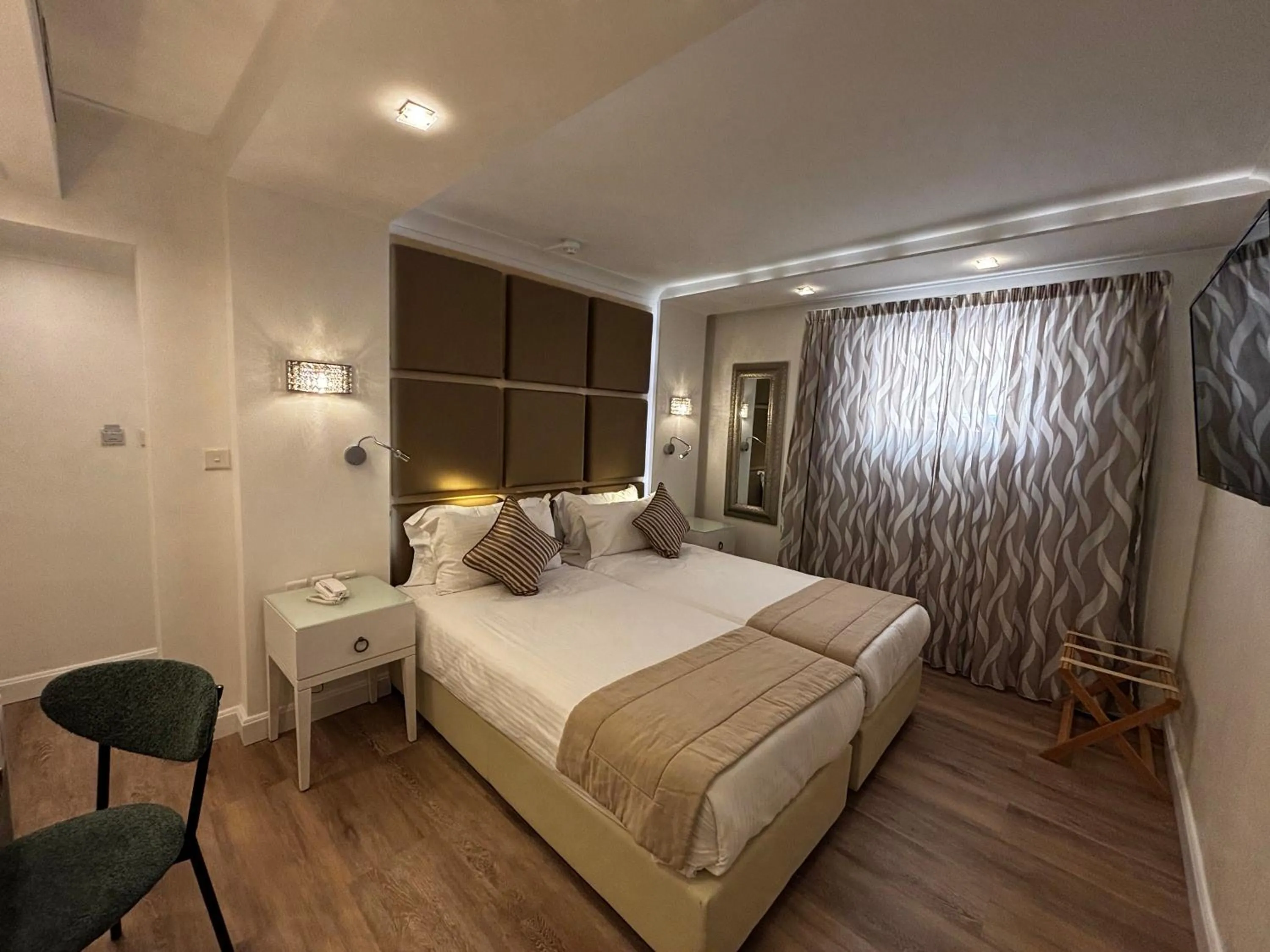 Photo of the whole room, Bed in Osborne Hotel