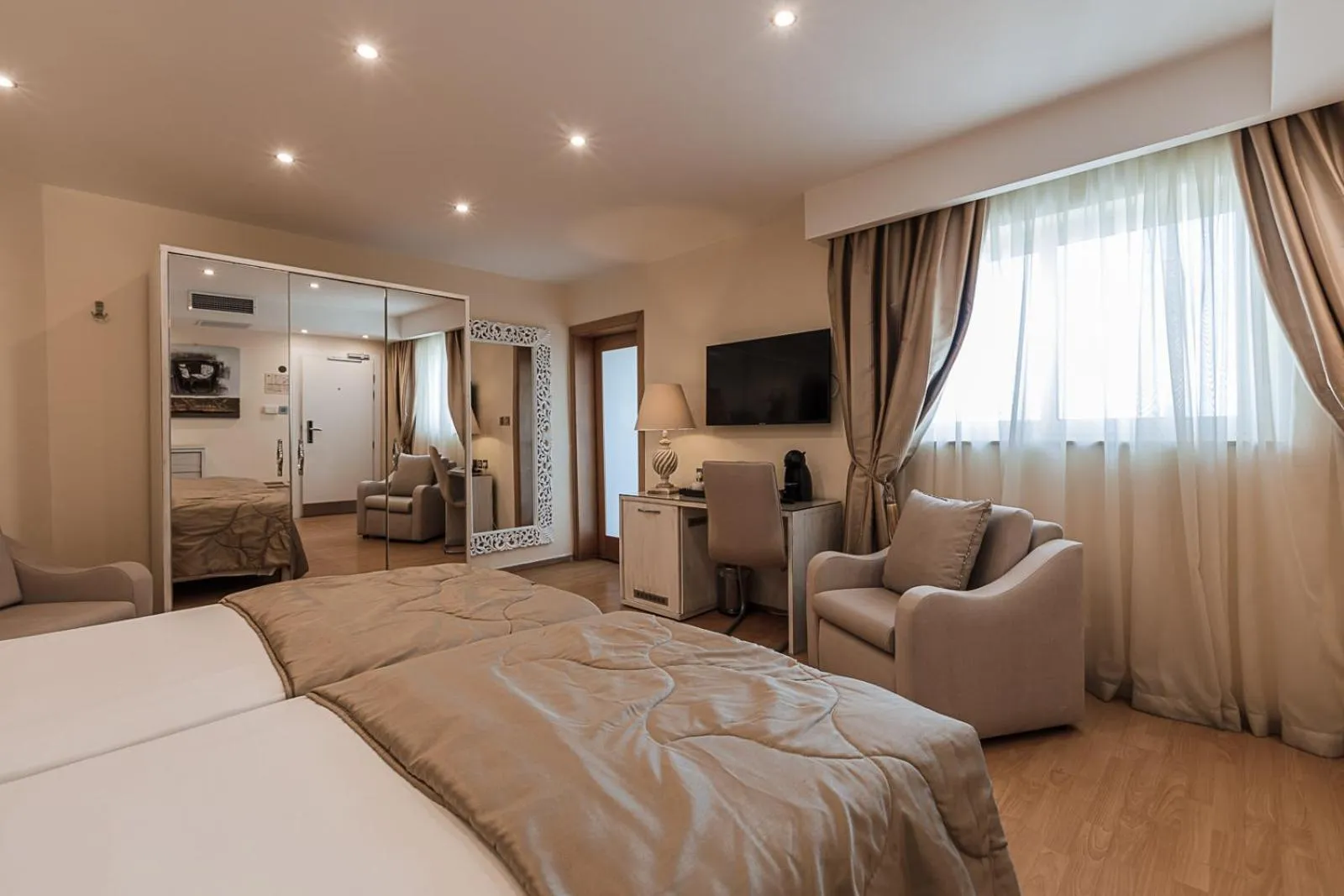 Photo of the whole room, Bed in Osborne Hotel