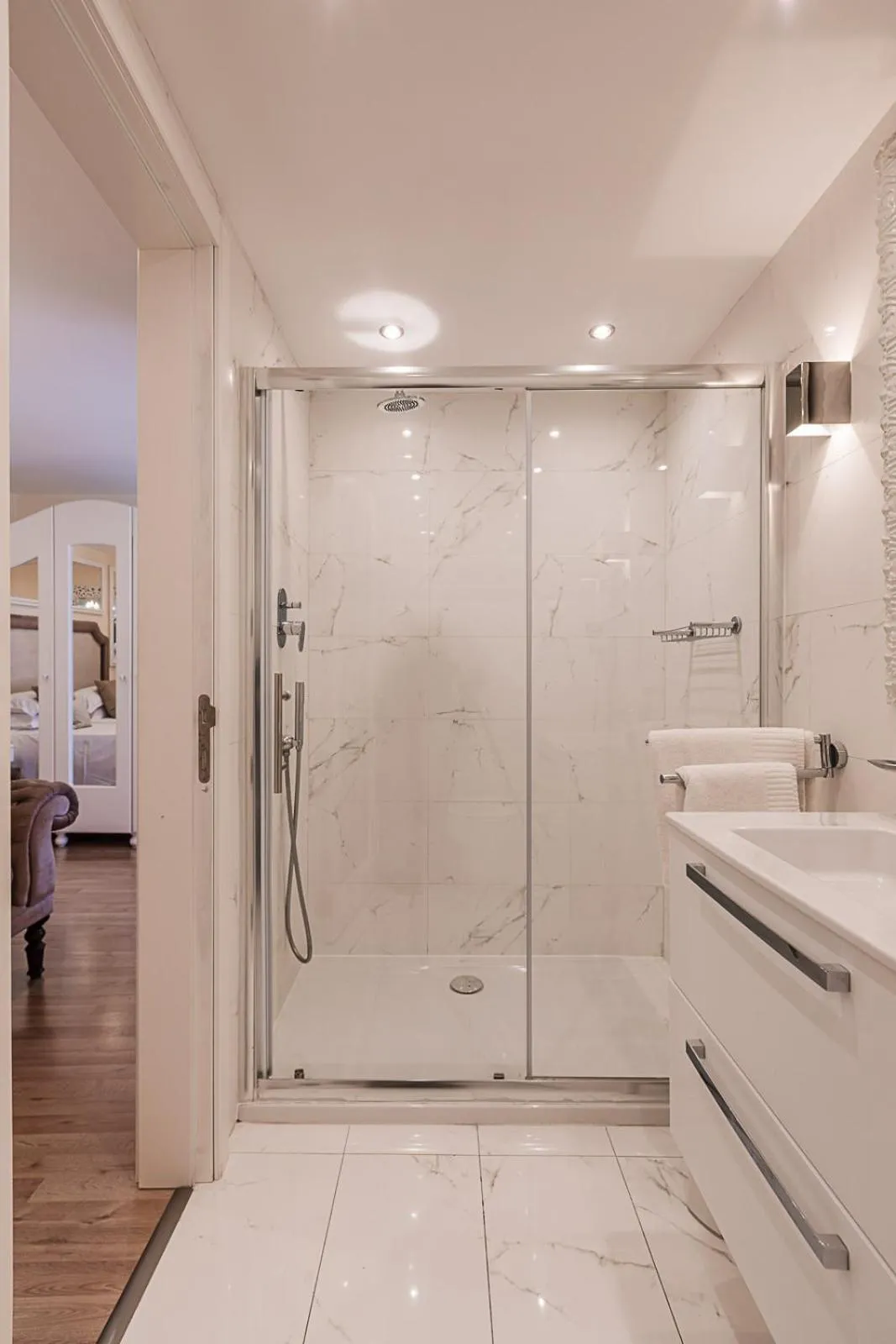 Shower in Osborne Hotel