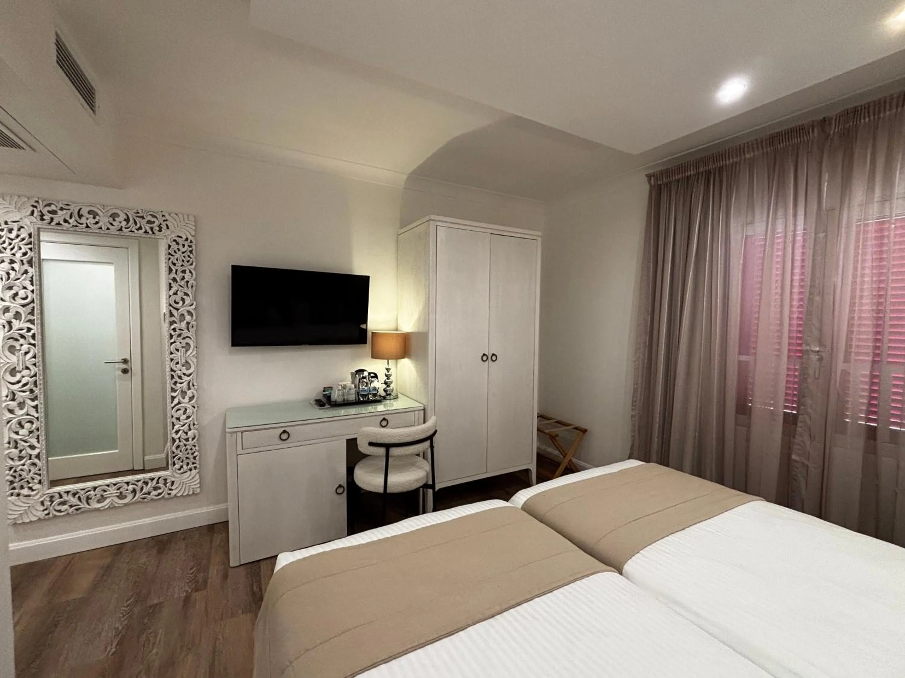 TV and multimedia, Bed in Osborne Hotel