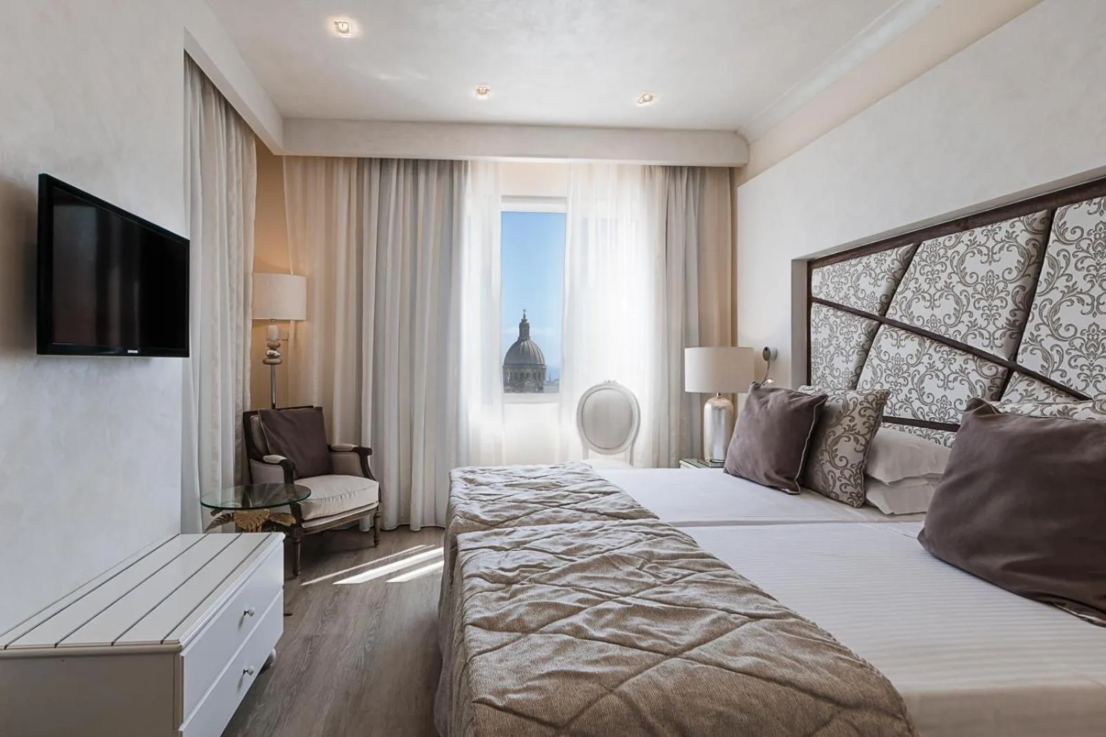 Photo of the whole room, Bed in Osborne Hotel