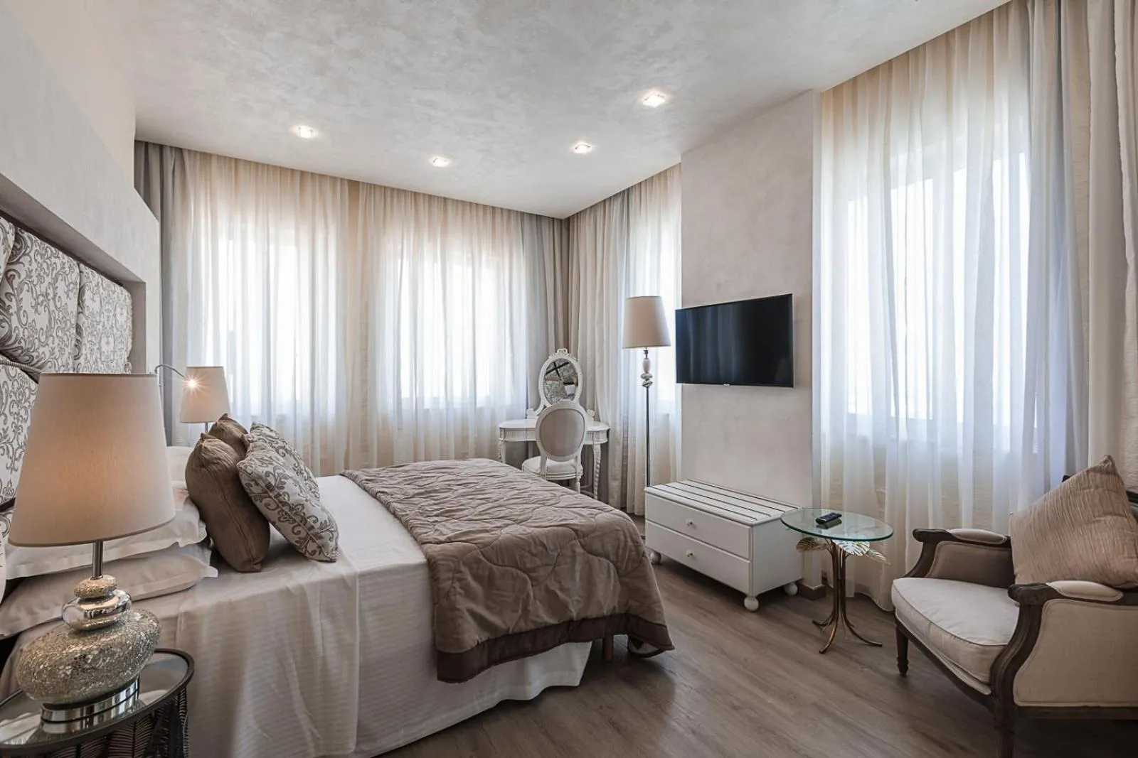 Photo of the whole room, Bed in Osborne Hotel