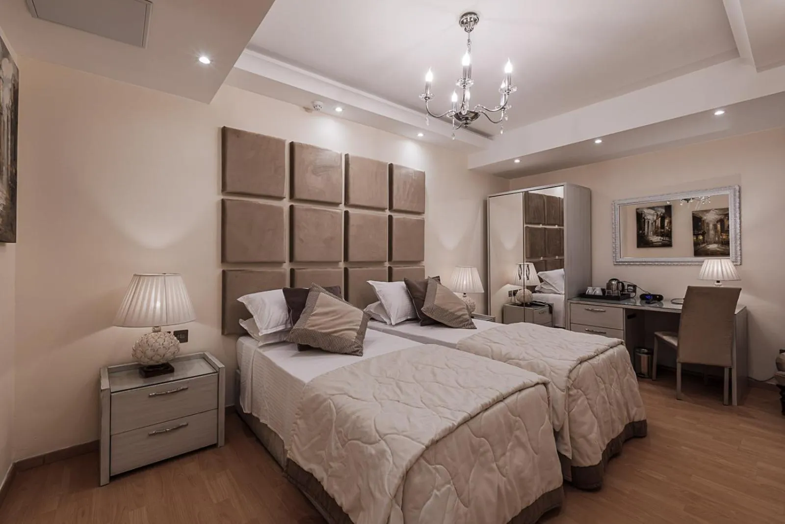 Photo of the whole room, Bed in Osborne Hotel