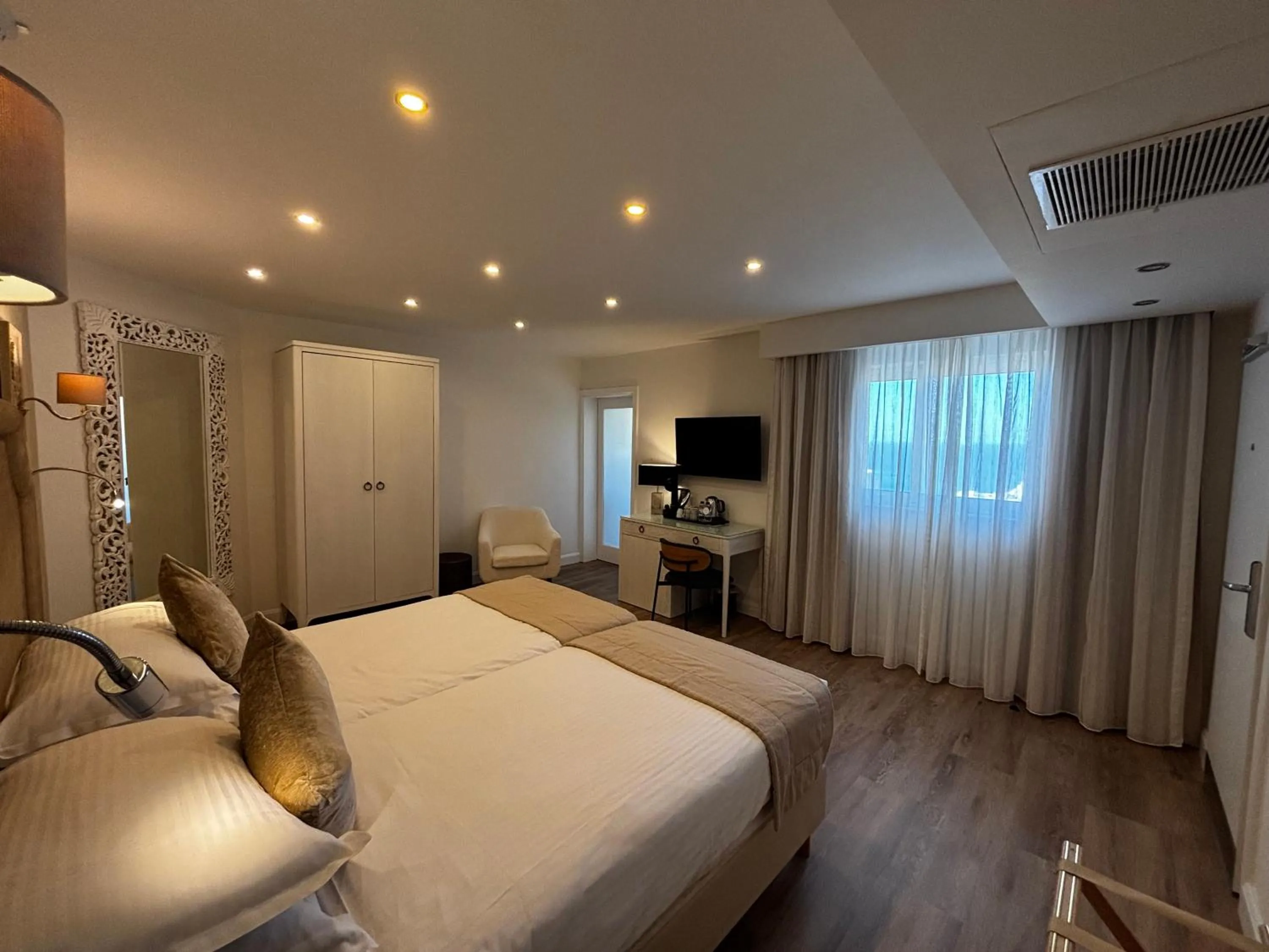 TV and multimedia, Bed in Osborne Hotel