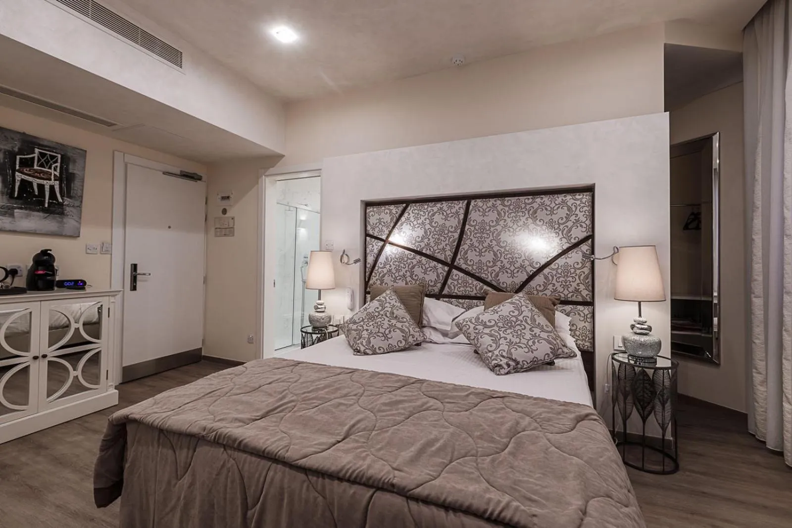 Photo of the whole room, Bed in Osborne Hotel