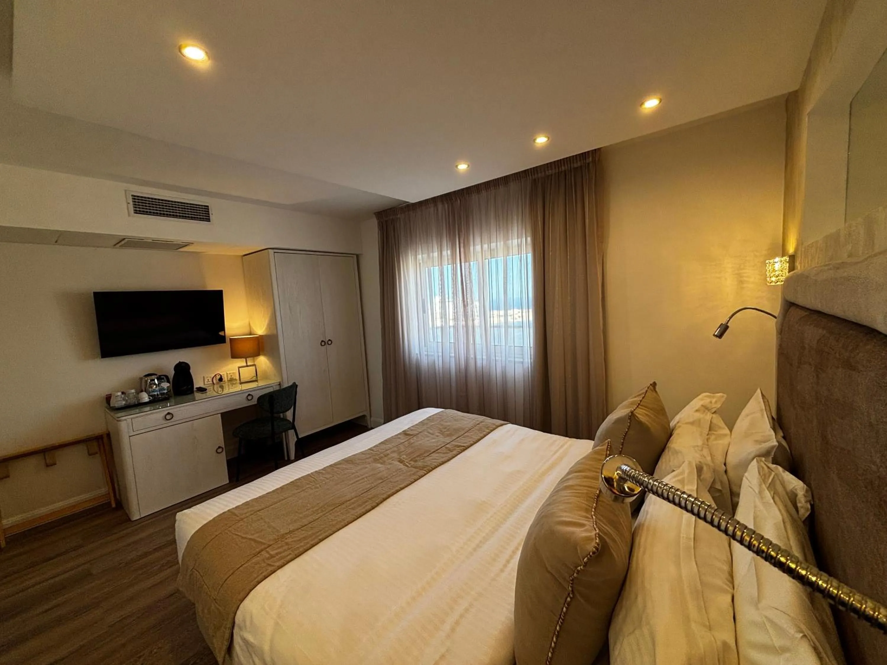 Bed in Osborne Hotel