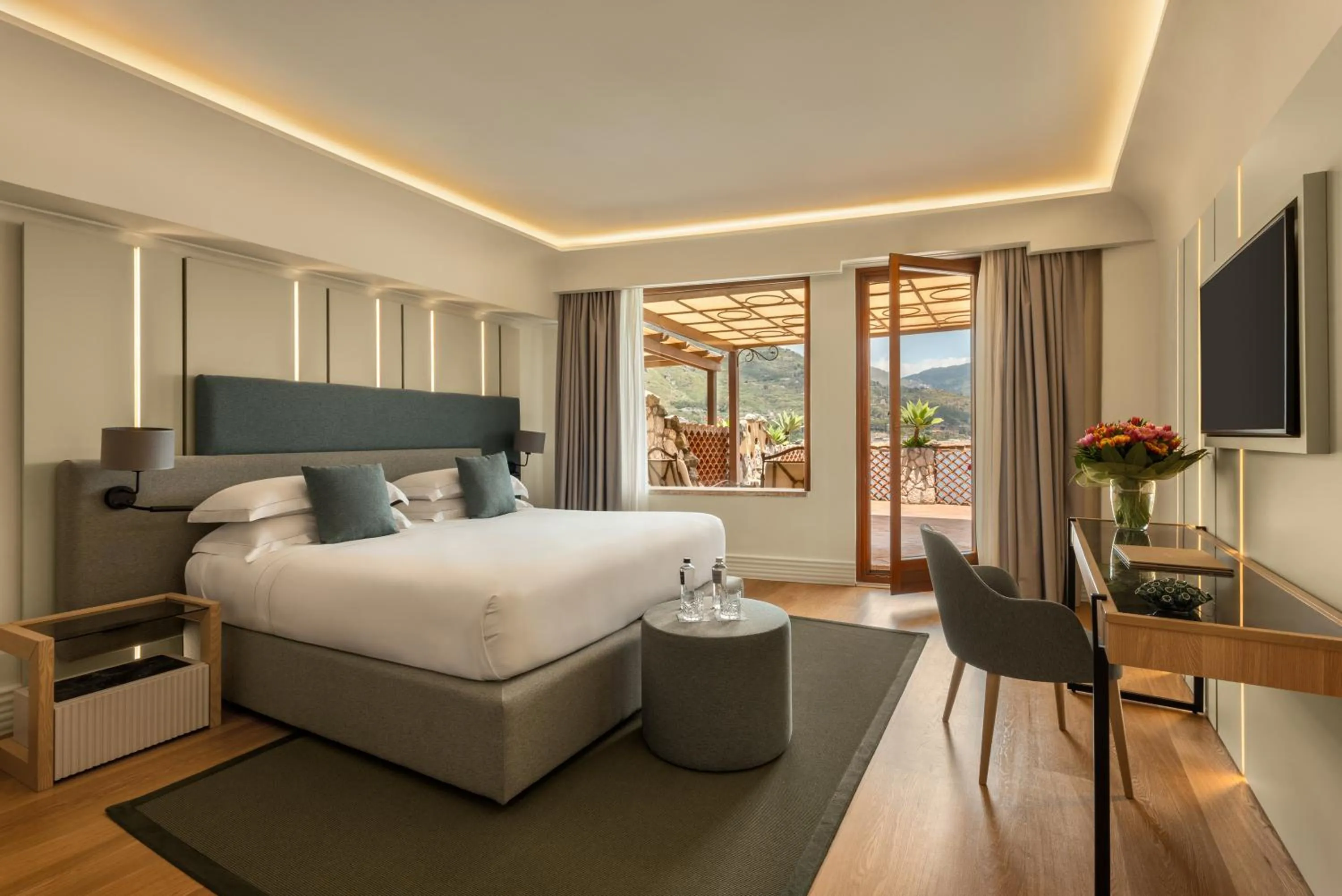 Bedroom, Bed in Atlantis Bay - The Leading Hotels of the World