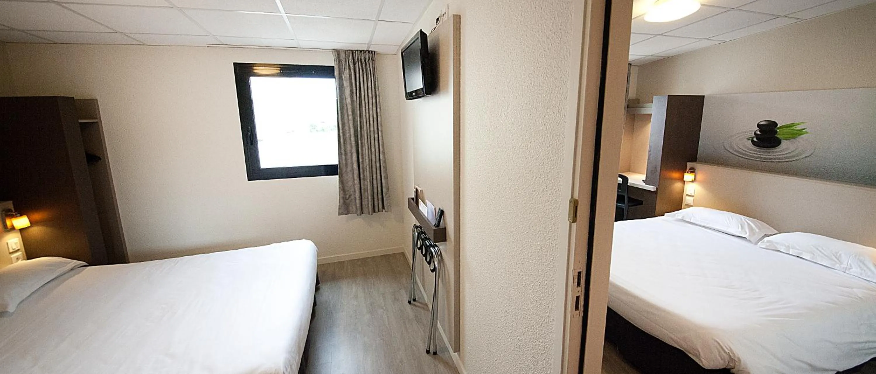 Photo of the whole room, Bed in The Originals City, Hôtel Clermont-Ferrand Sud Aubière