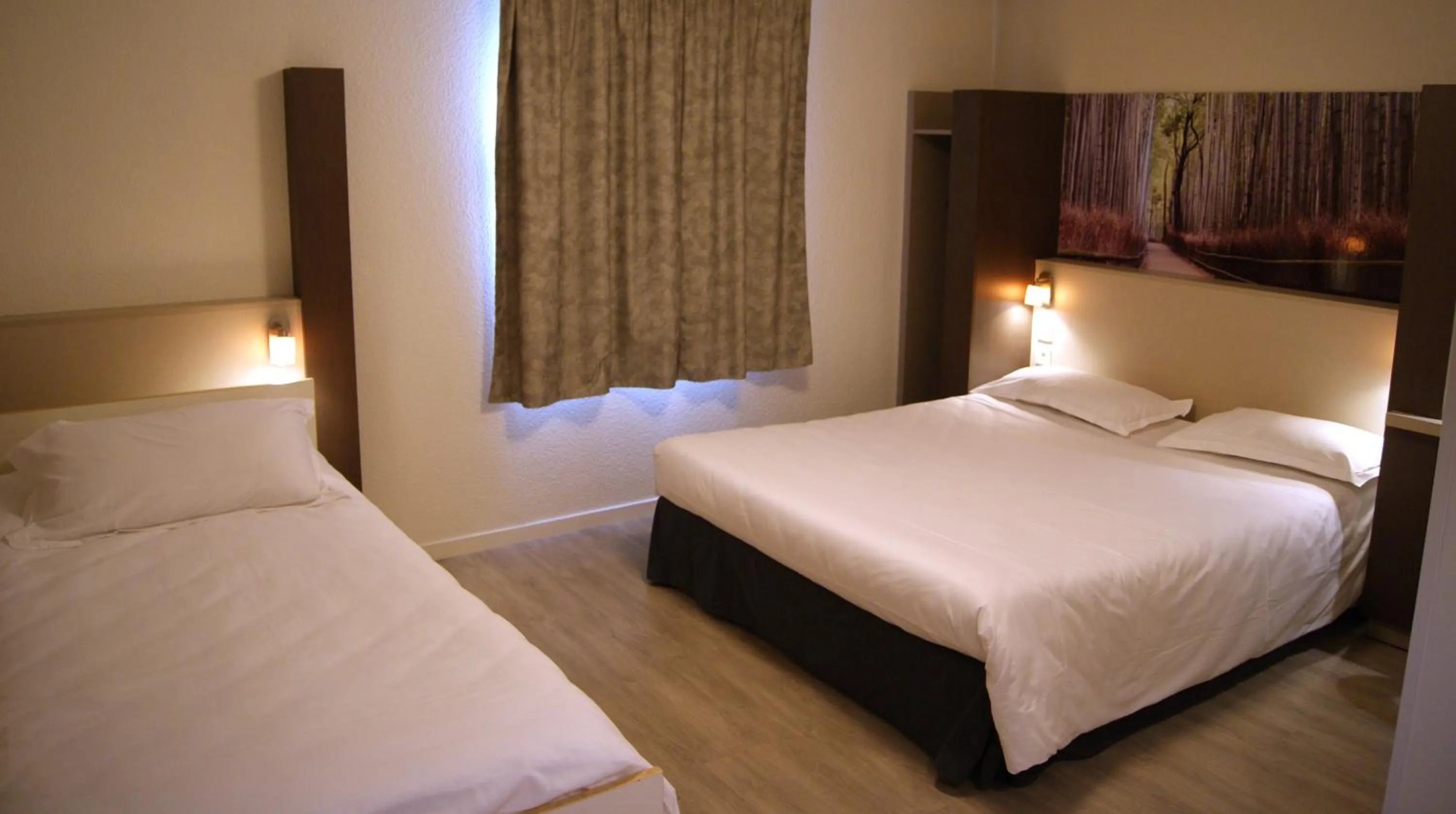 Photo of the whole room, Bed in The Originals City, Hôtel Clermont-Ferrand Sud Aubière