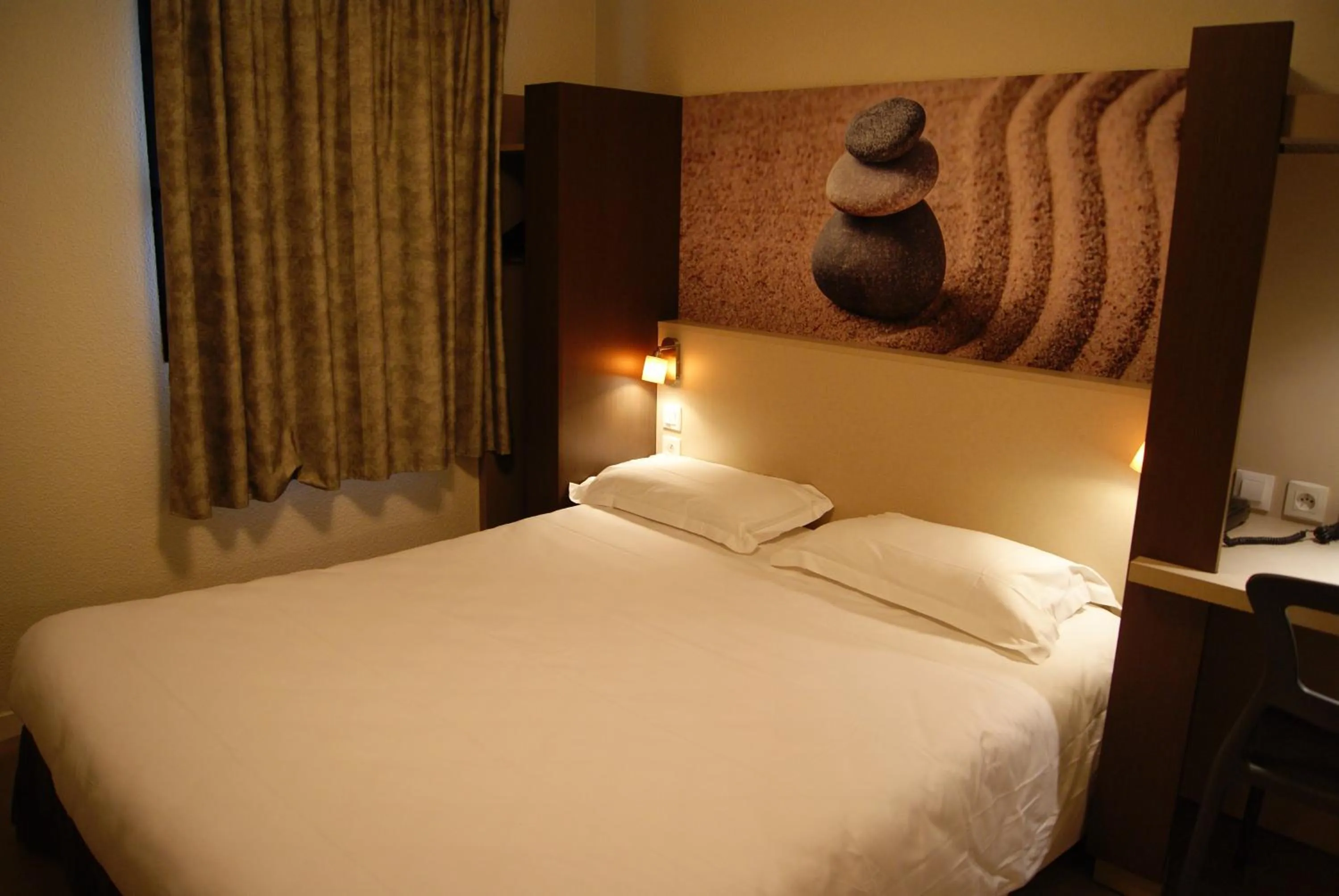 Photo of the whole room, Bed in The Originals City, Hôtel Clermont-Ferrand Sud Aubière