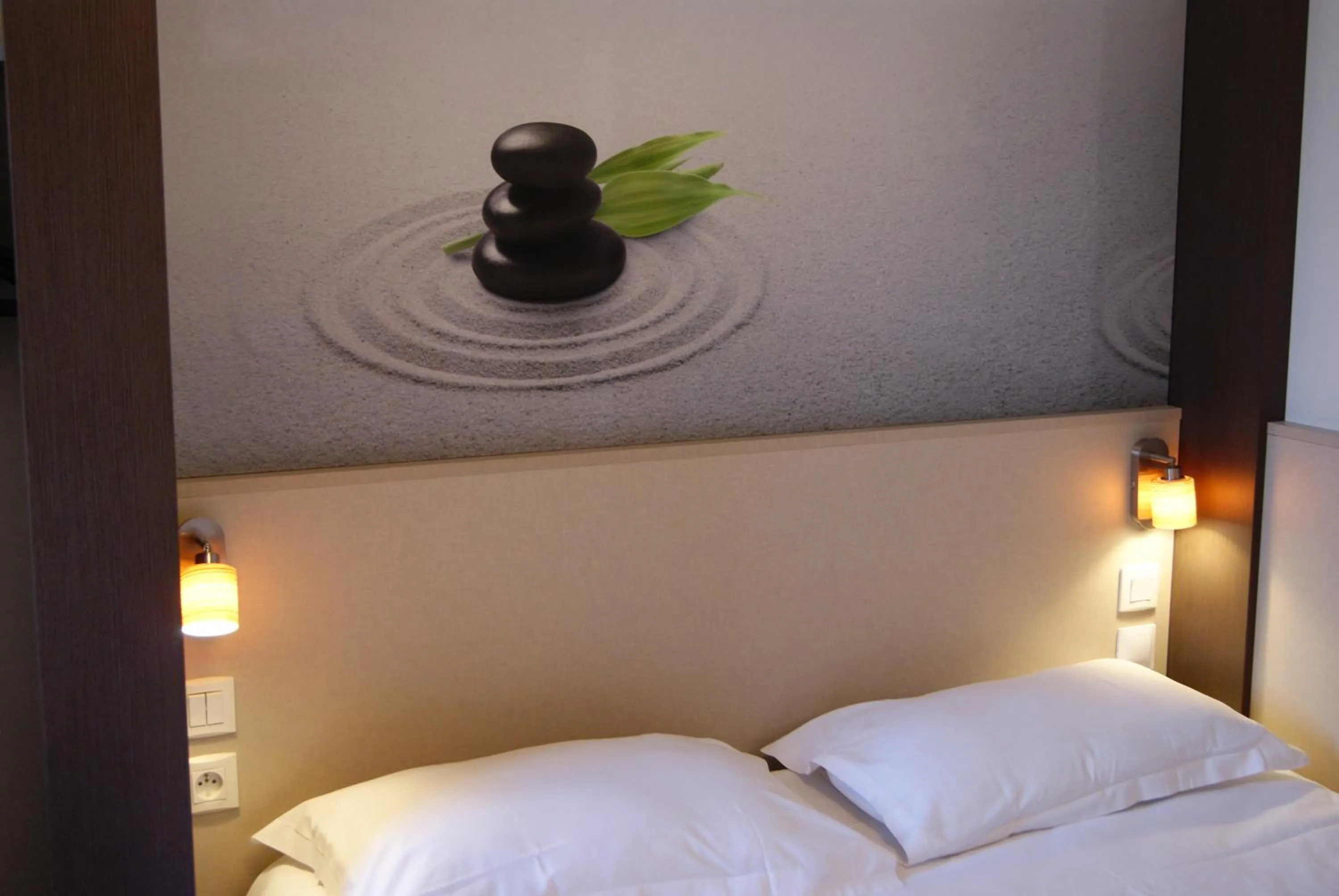 Decorative detail, Bed in The Originals City, Hôtel Clermont-Ferrand Sud Aubière