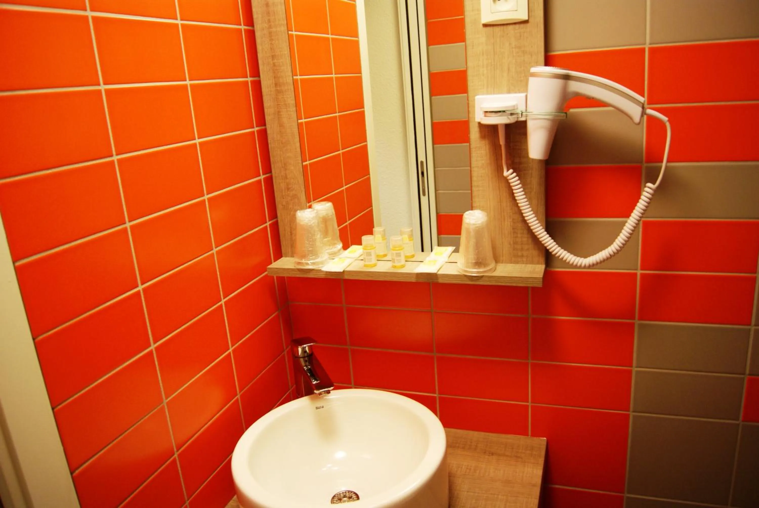 Bathroom in The Originals City, Hôtel Clermont-Ferrand Sud Aubière