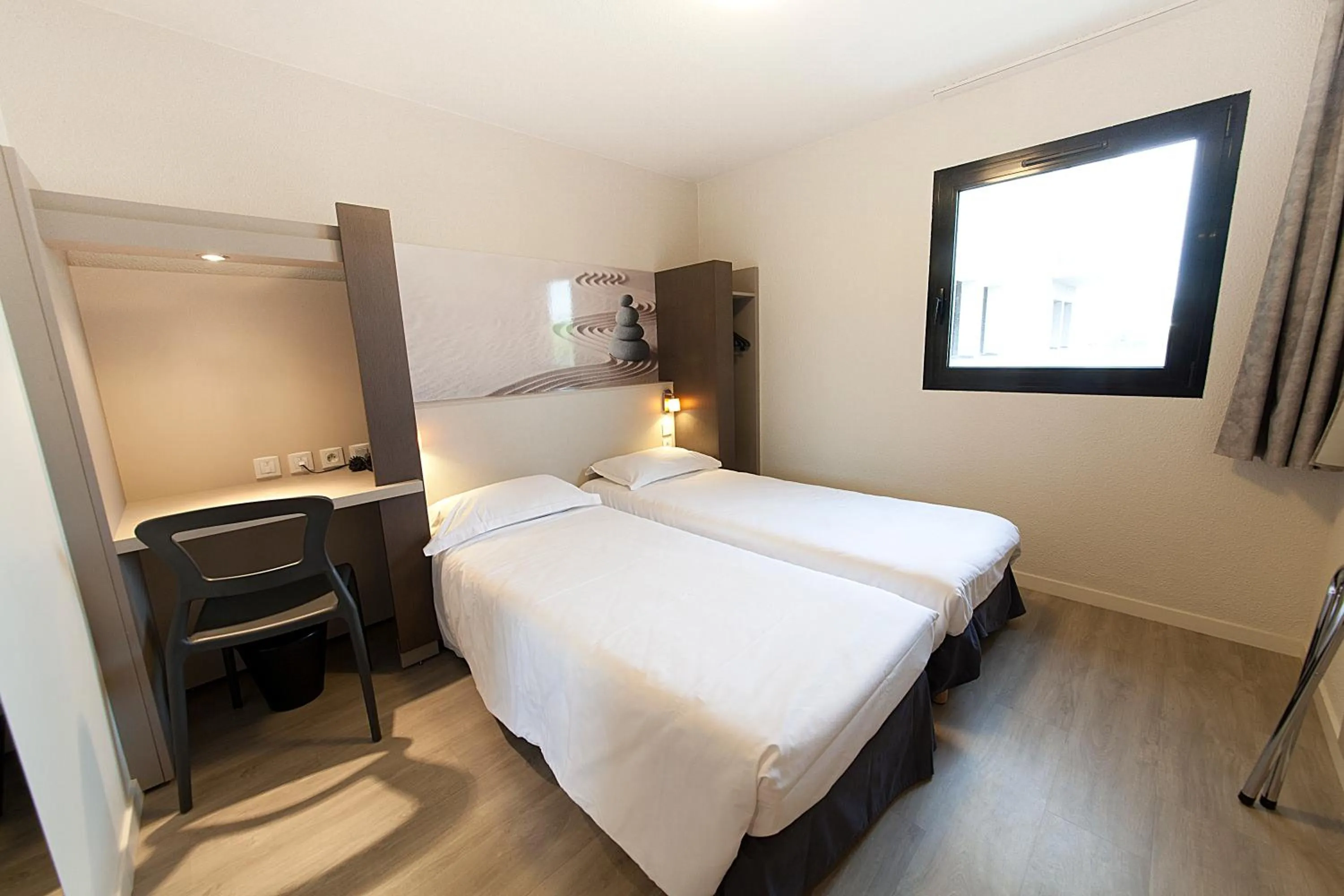 Photo of the whole room, Bed in The Originals City, Hôtel Clermont-Ferrand Sud Aubière