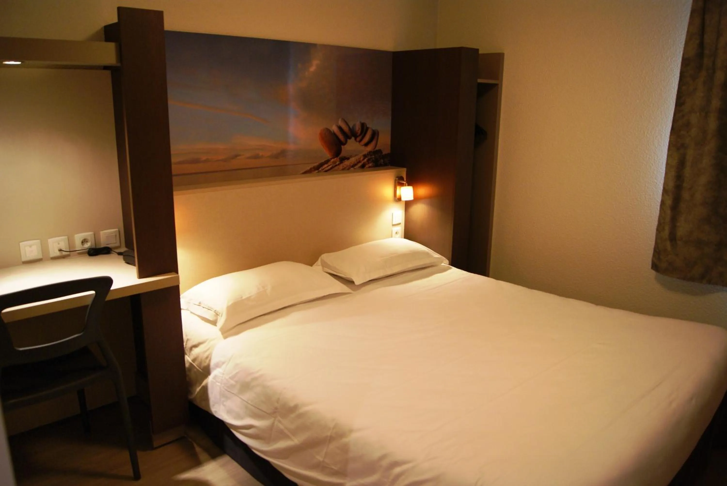 Photo of the whole room, Bed in The Originals City, Hôtel Clermont-Ferrand Sud Aubière