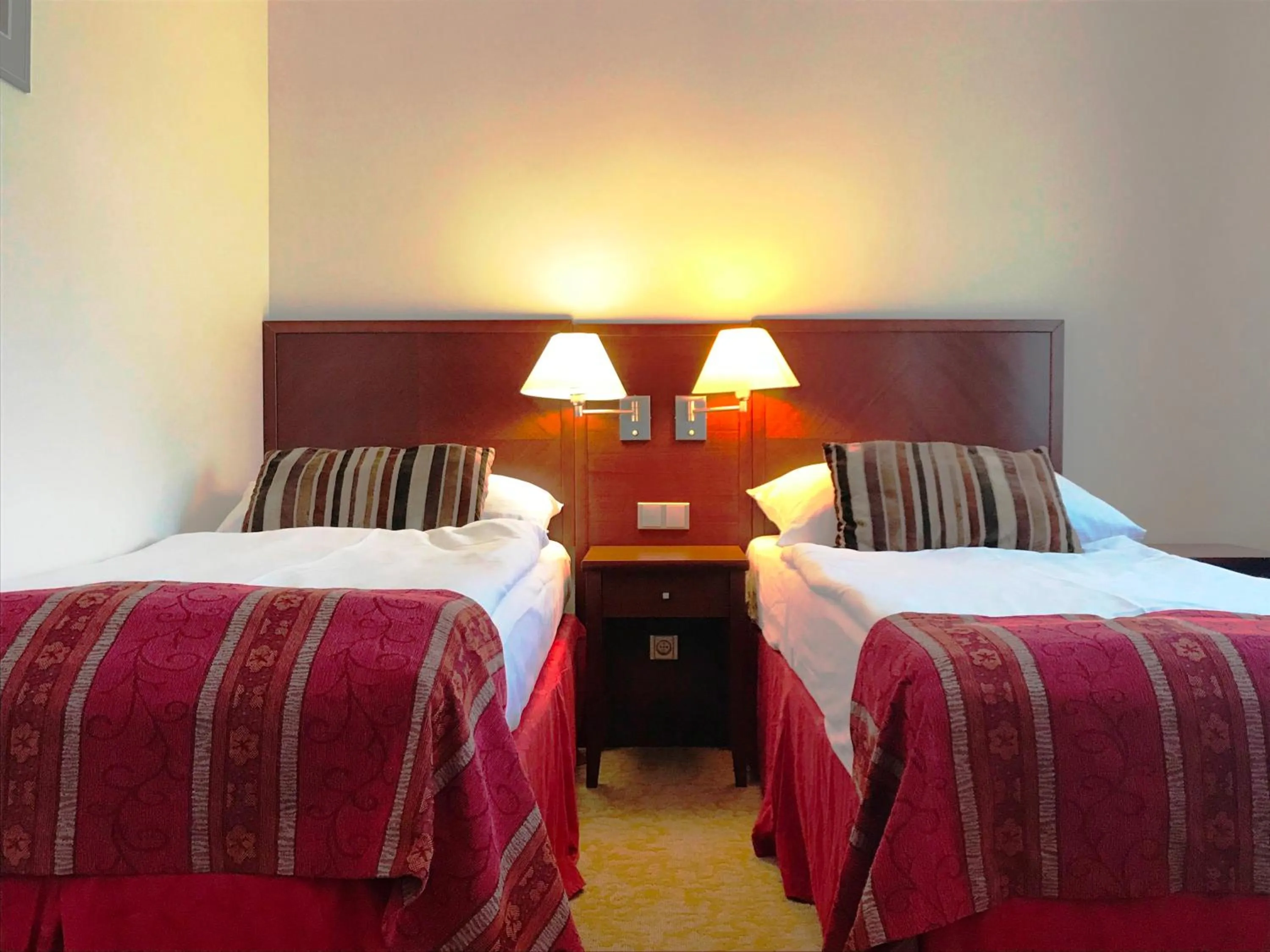 Bedroom, Bed in Hotel Atrium