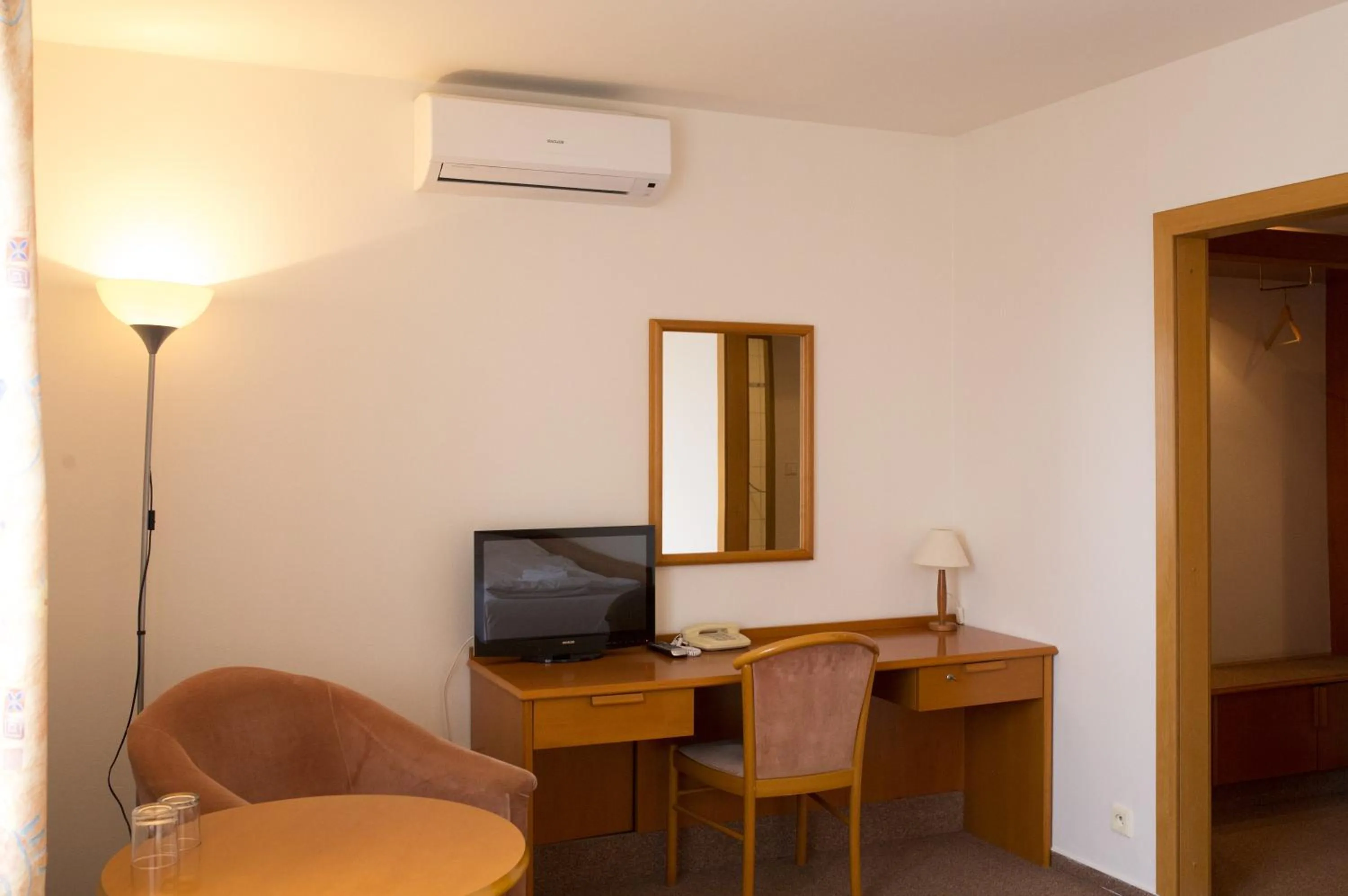 Photo of the whole room in Hotel Atrium