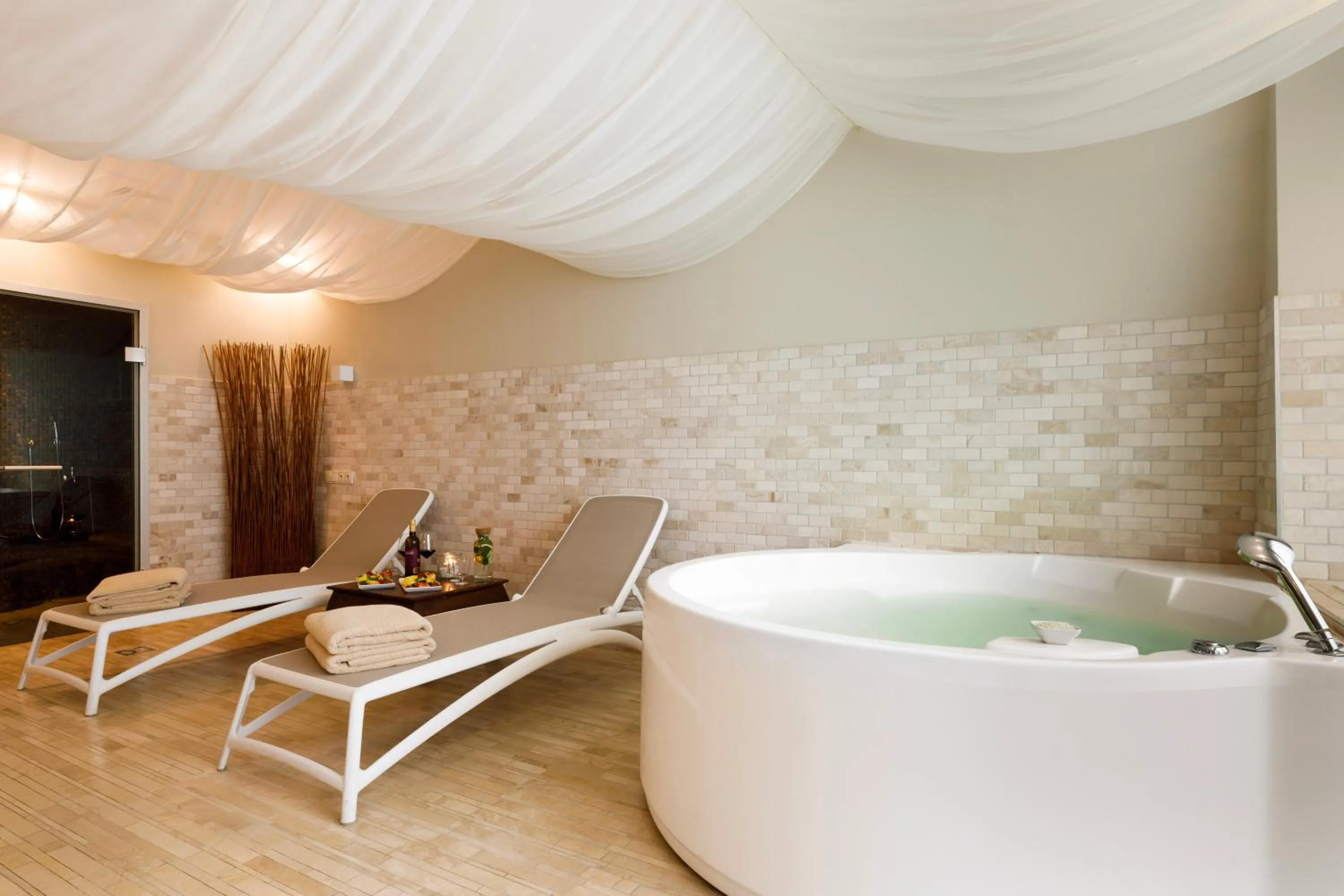 Hot Tub in Marine Hotel by Zdrojowa