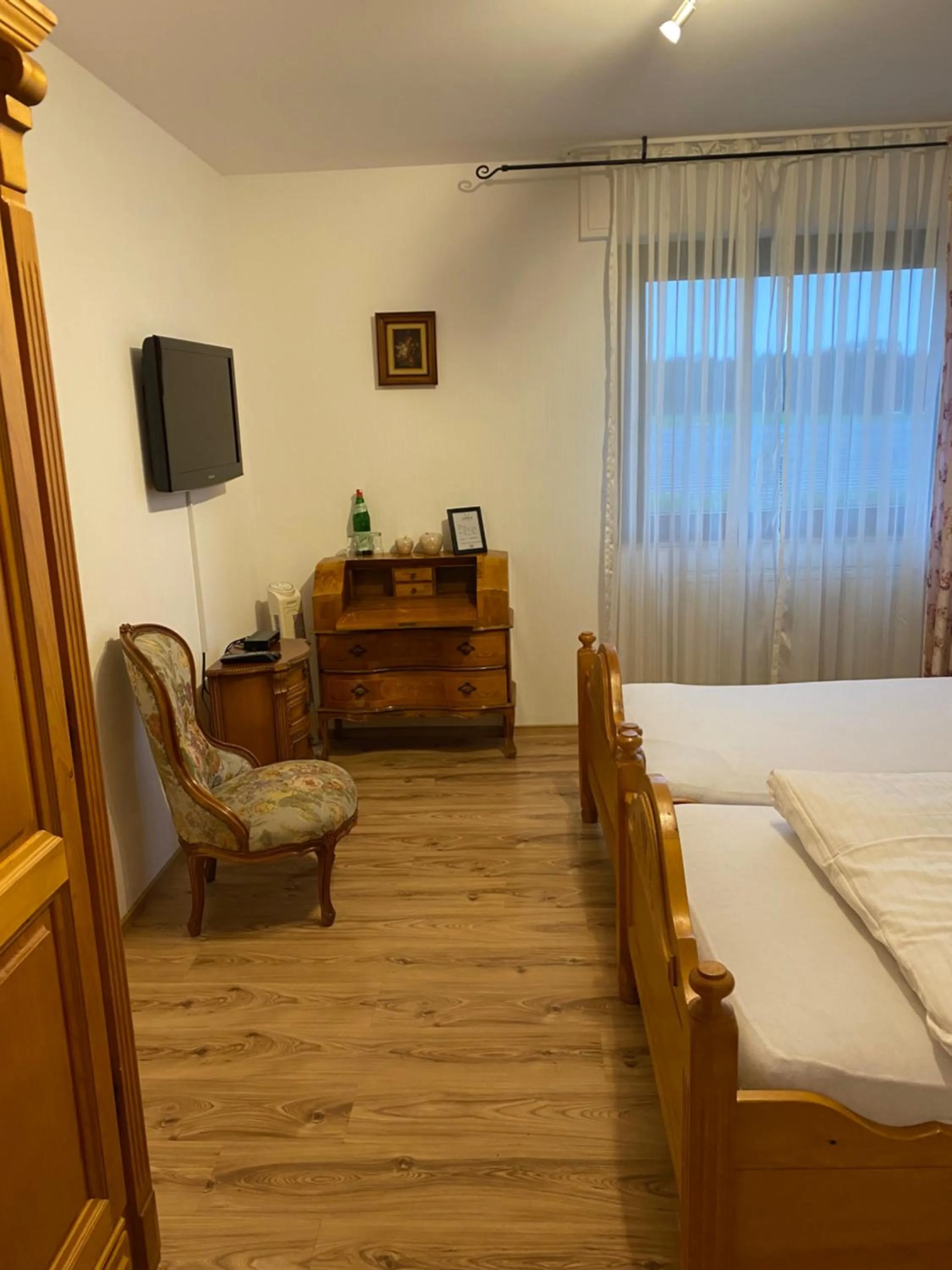 Photo of the whole room, Bed in Das kleine Landhotel