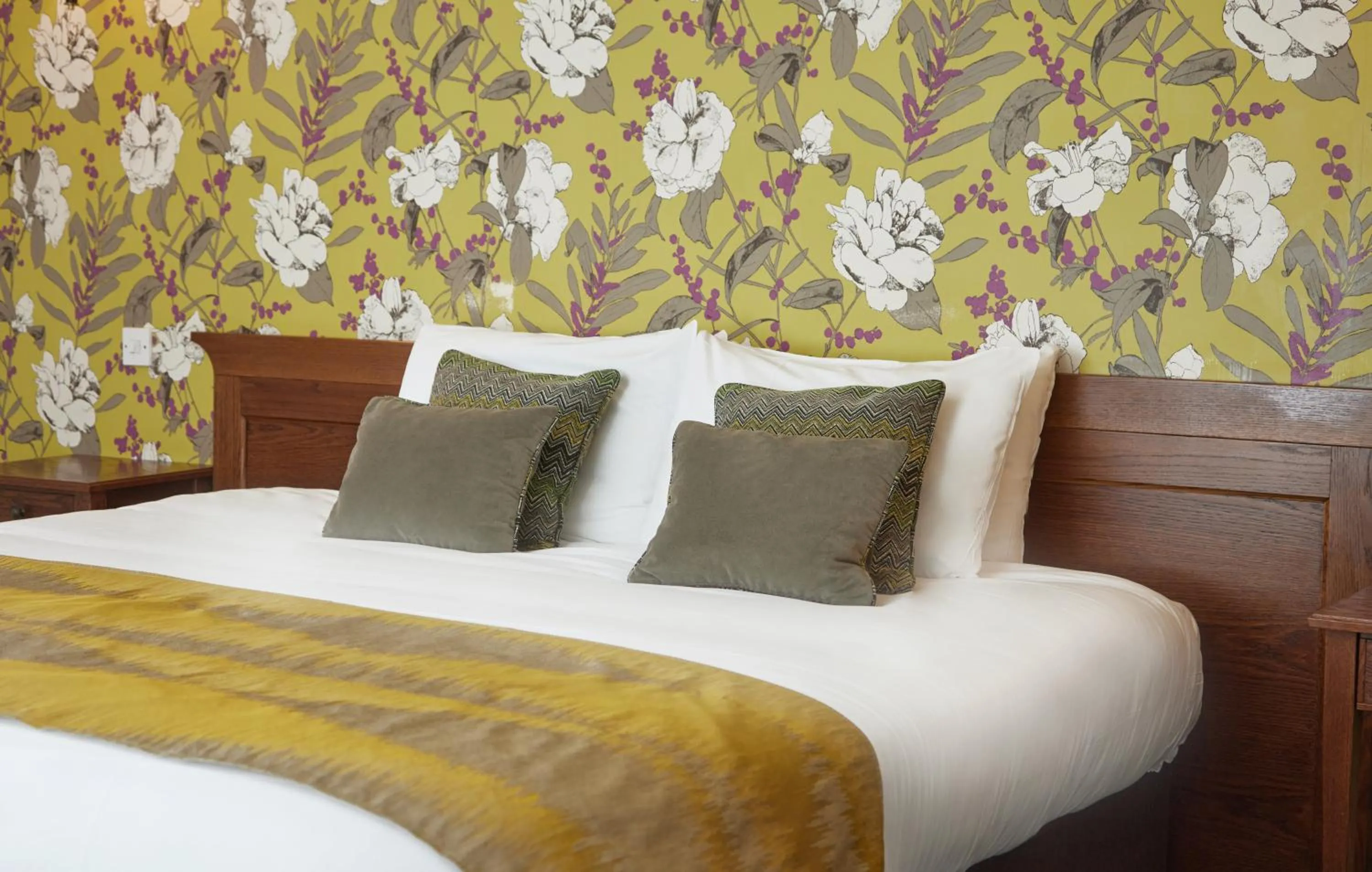 Property building, Bed in Castle Inn by Greene King Inns