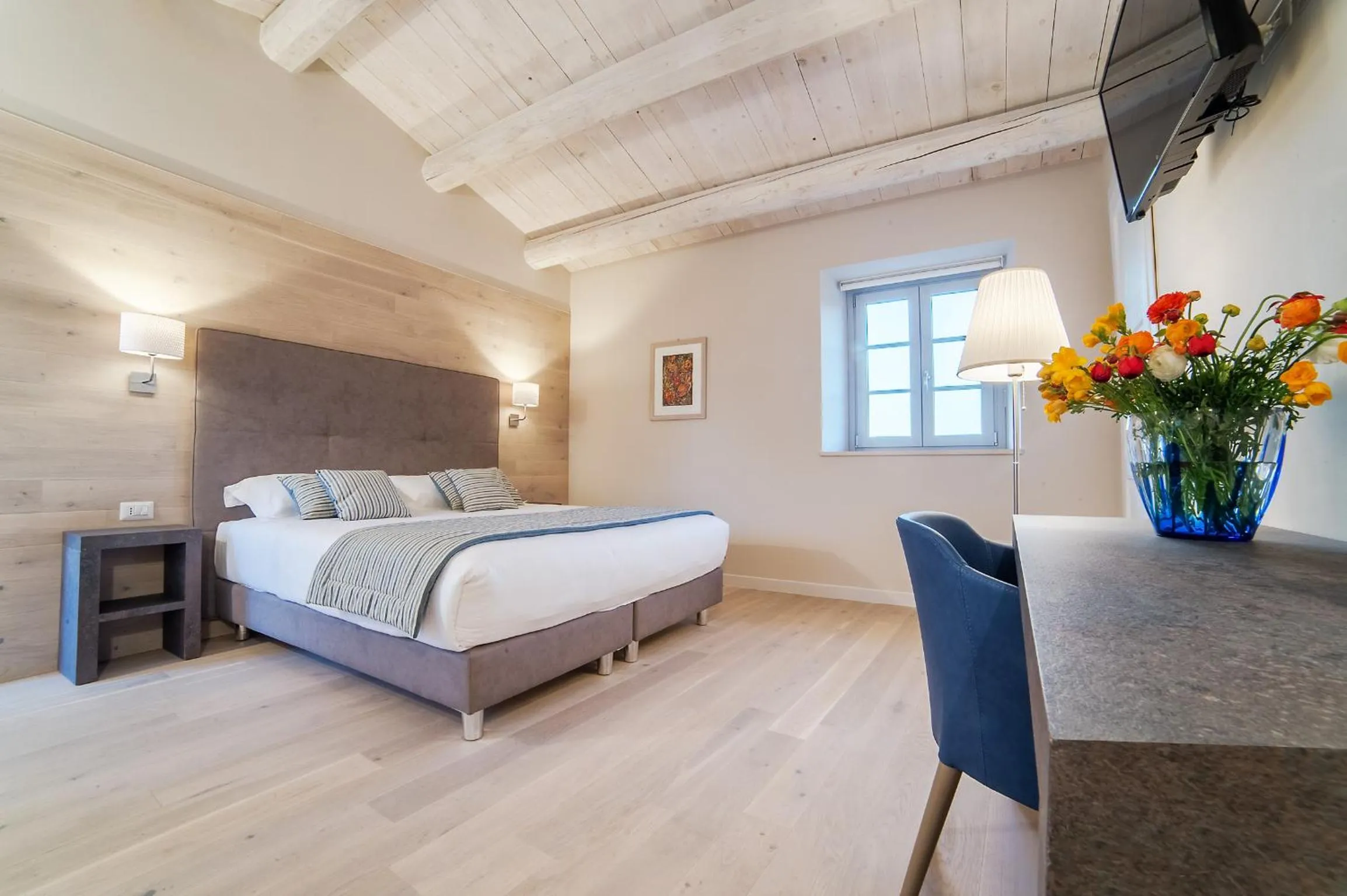 Photo of the whole room, Bed in Agromarino