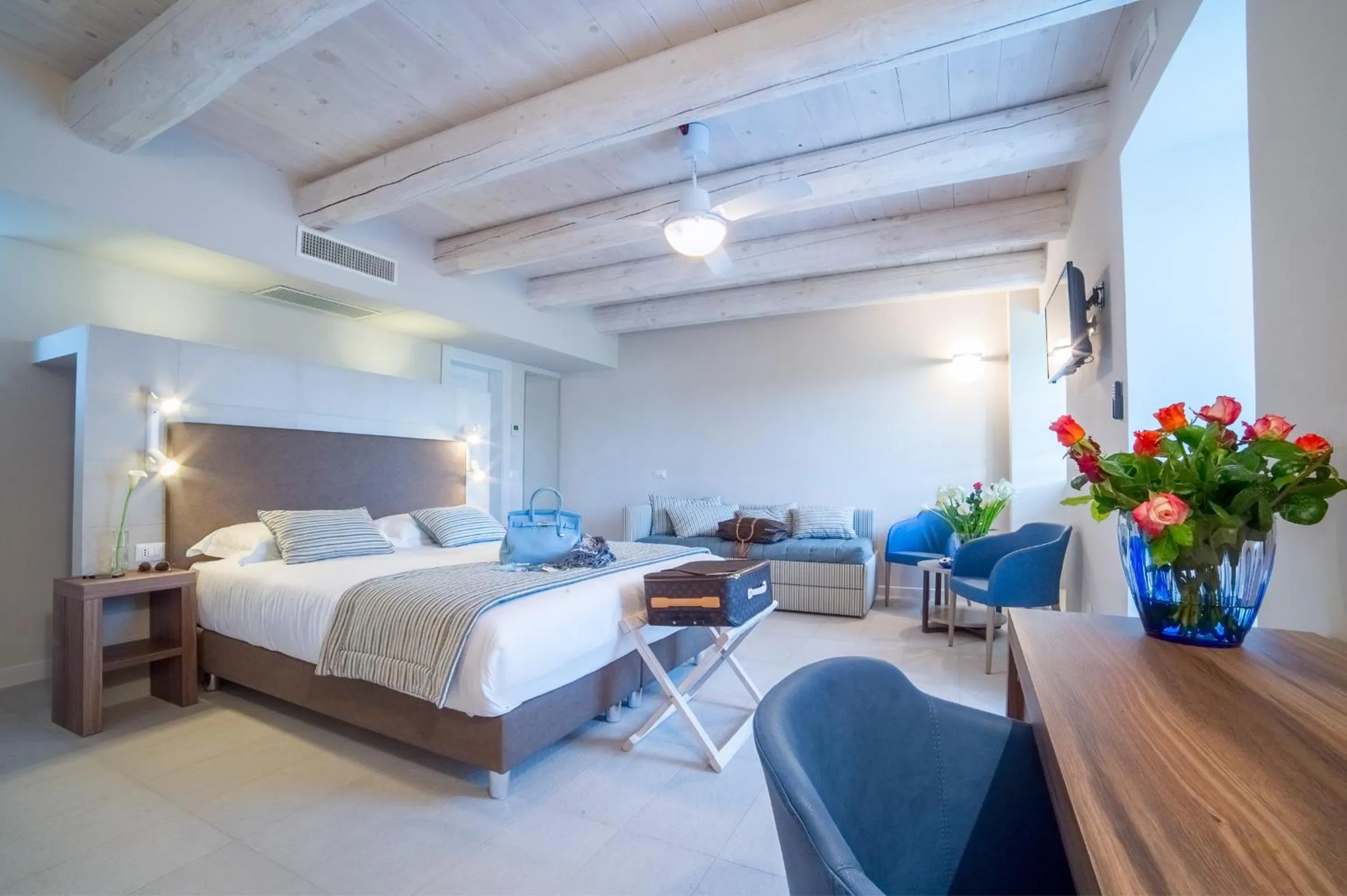 Photo of the whole room, Bed in Agromarino