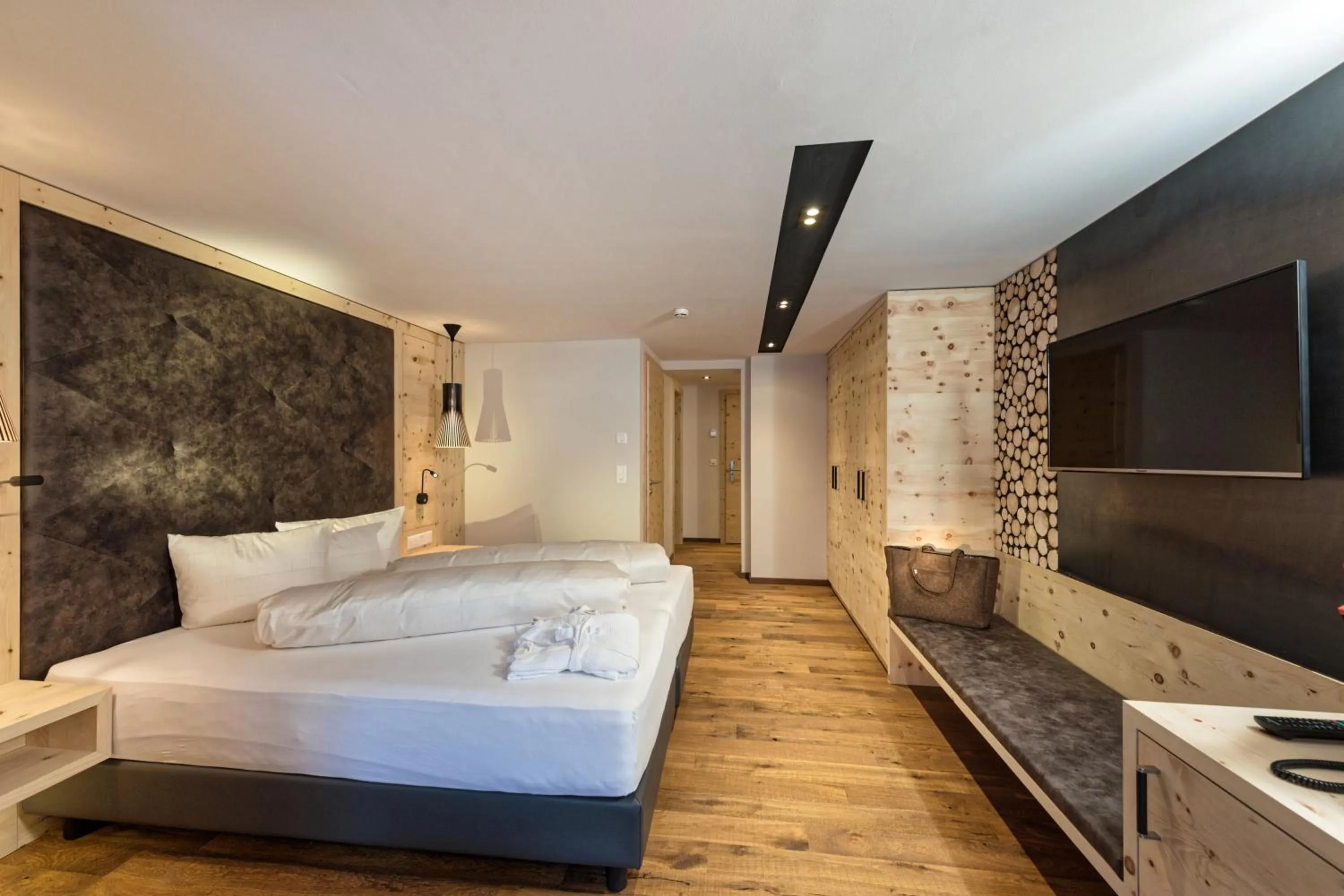 Photo of the whole room, Bed in Hotel des Alpes
