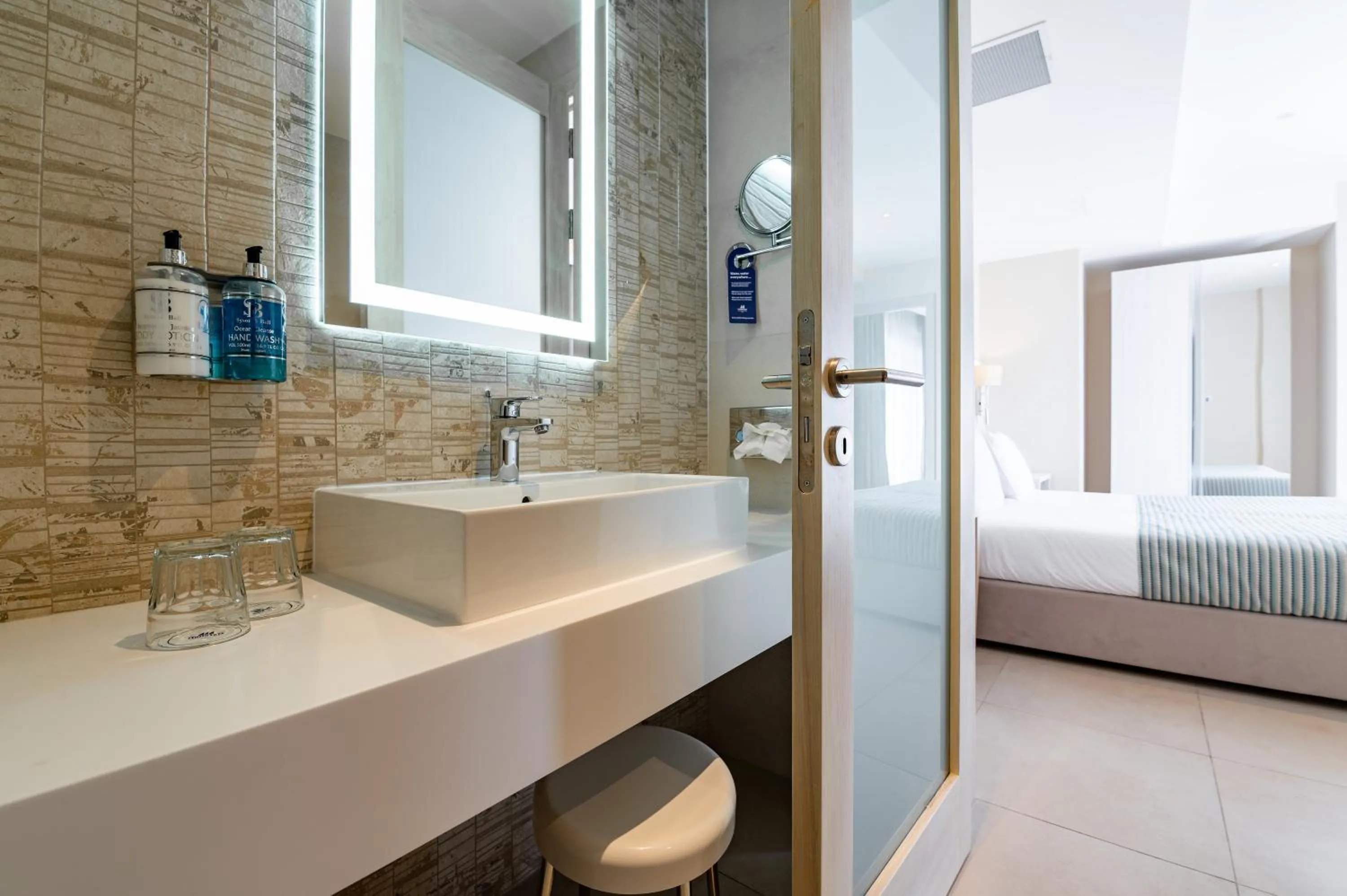 Bathroom, Bed in Maritim Antonine Hotel & Spa