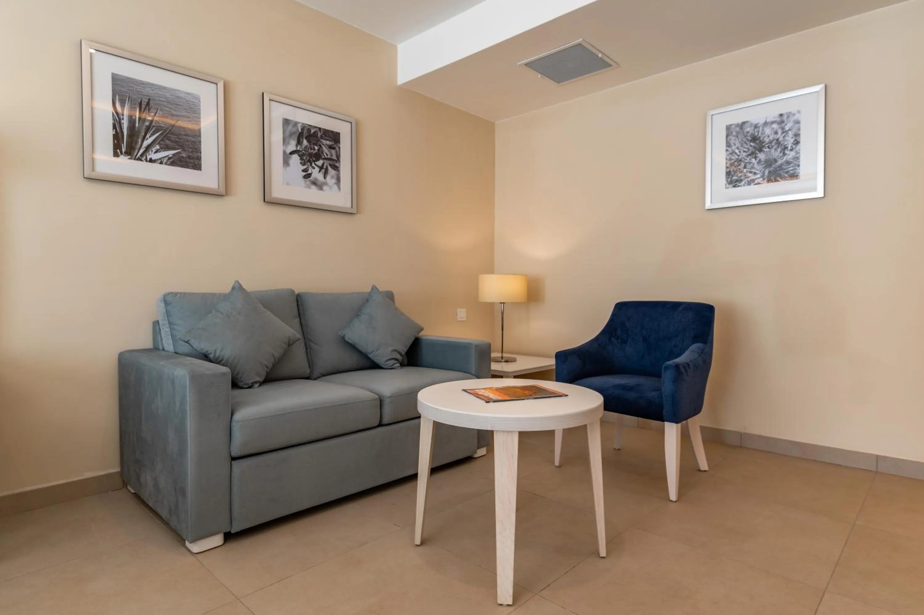 Living room in Maritim Antonine Hotel & Spa