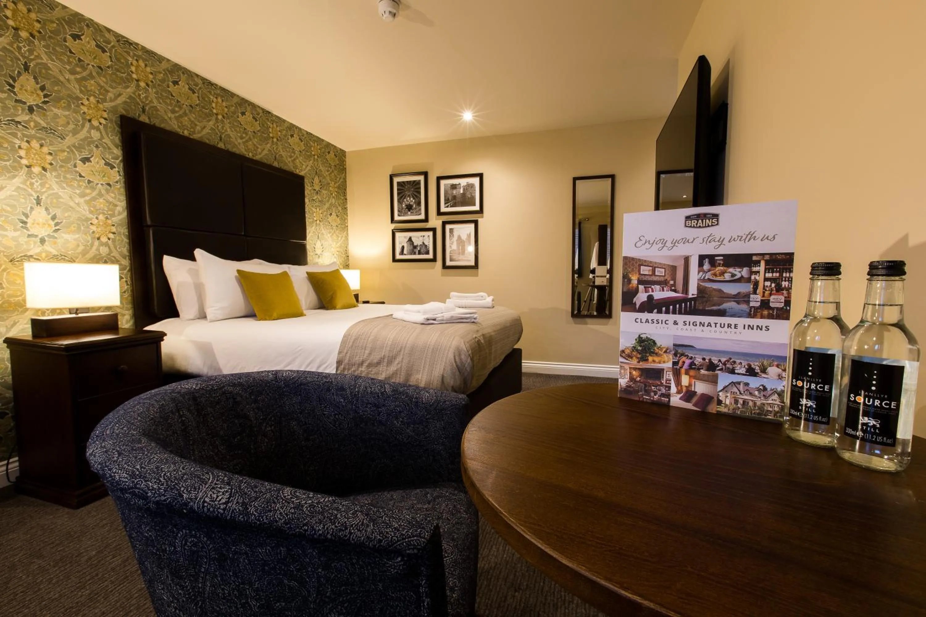 Photo of the whole room, Bed in Maltsters