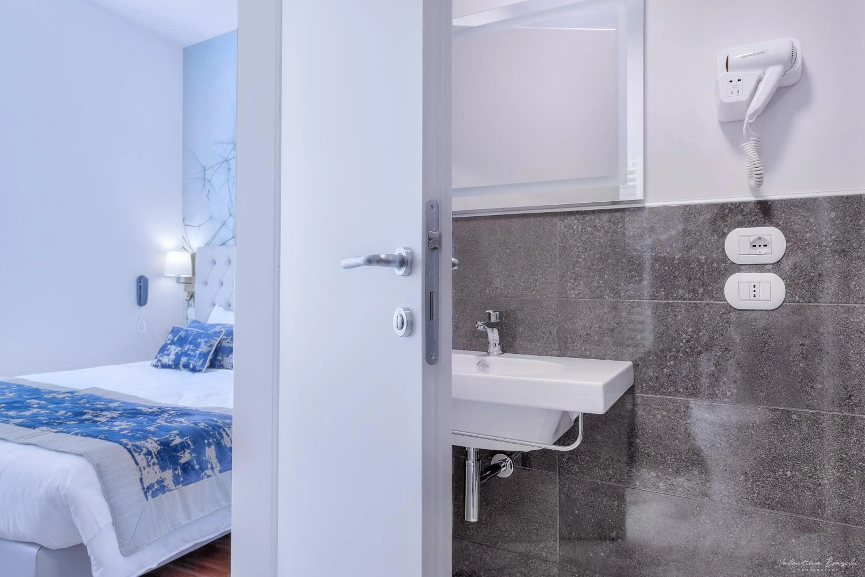 Bathroom, Bed in Hotel Cosmos