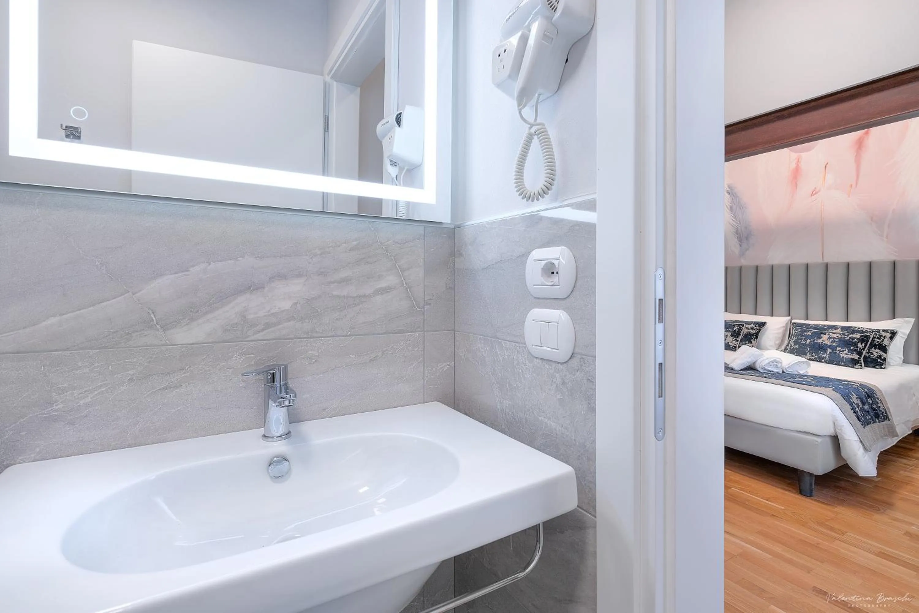 Bathroom, Bed in Hotel Cosmos