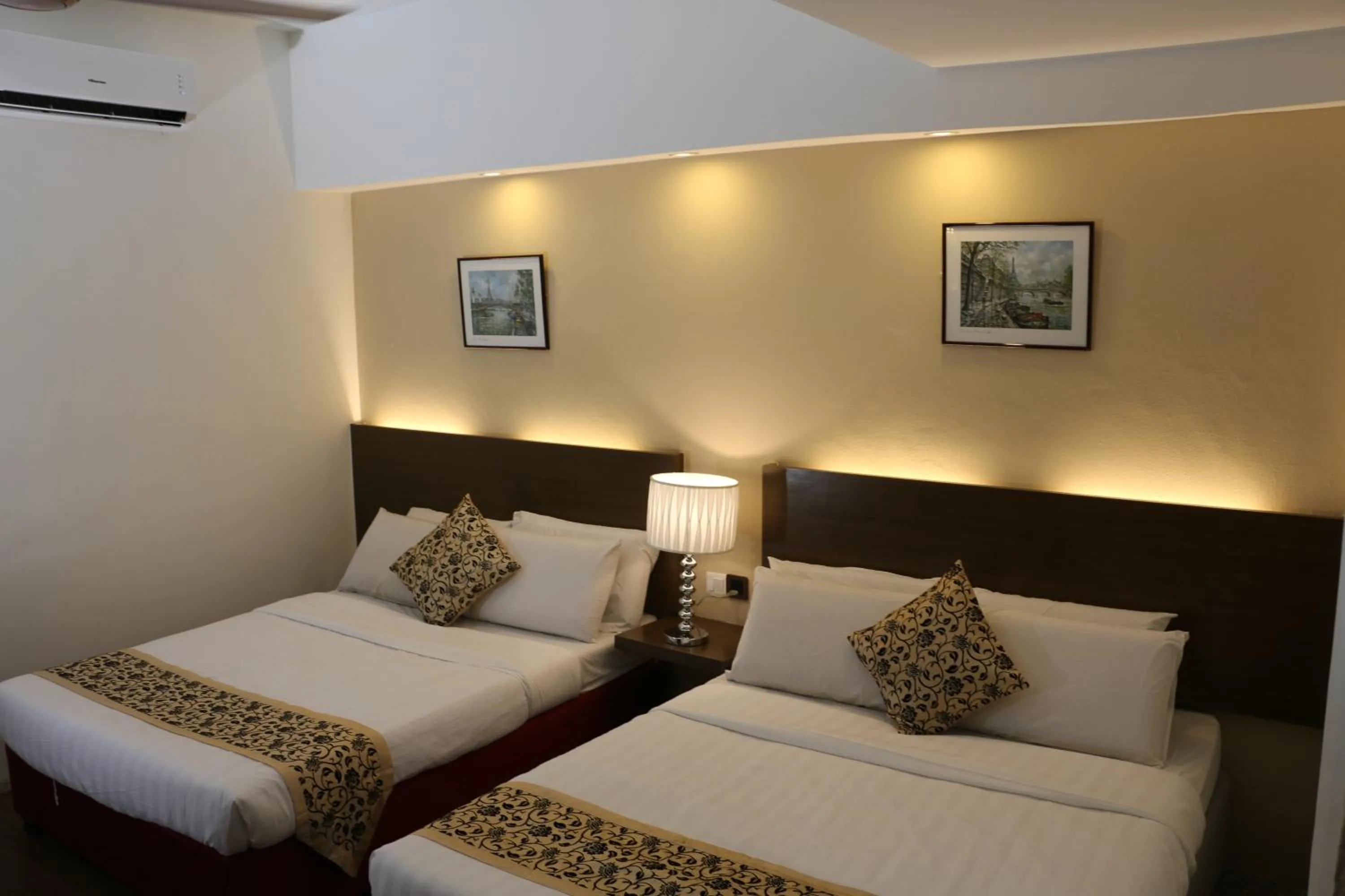 Bedroom, Bed in Eagle Bay Hotel