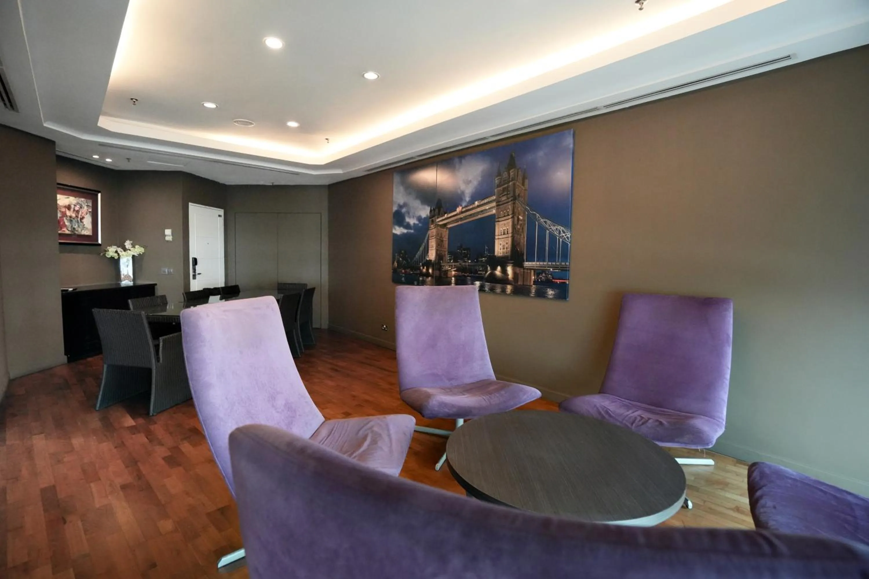 Communal lounge/ TV room in Thistle Johor Bahru