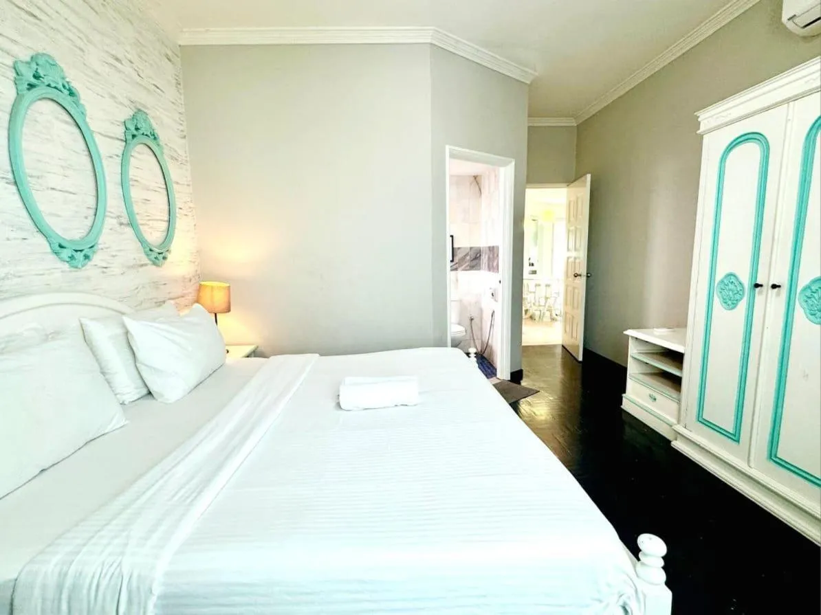 Bedroom, Bed in Century Bay Private Residences