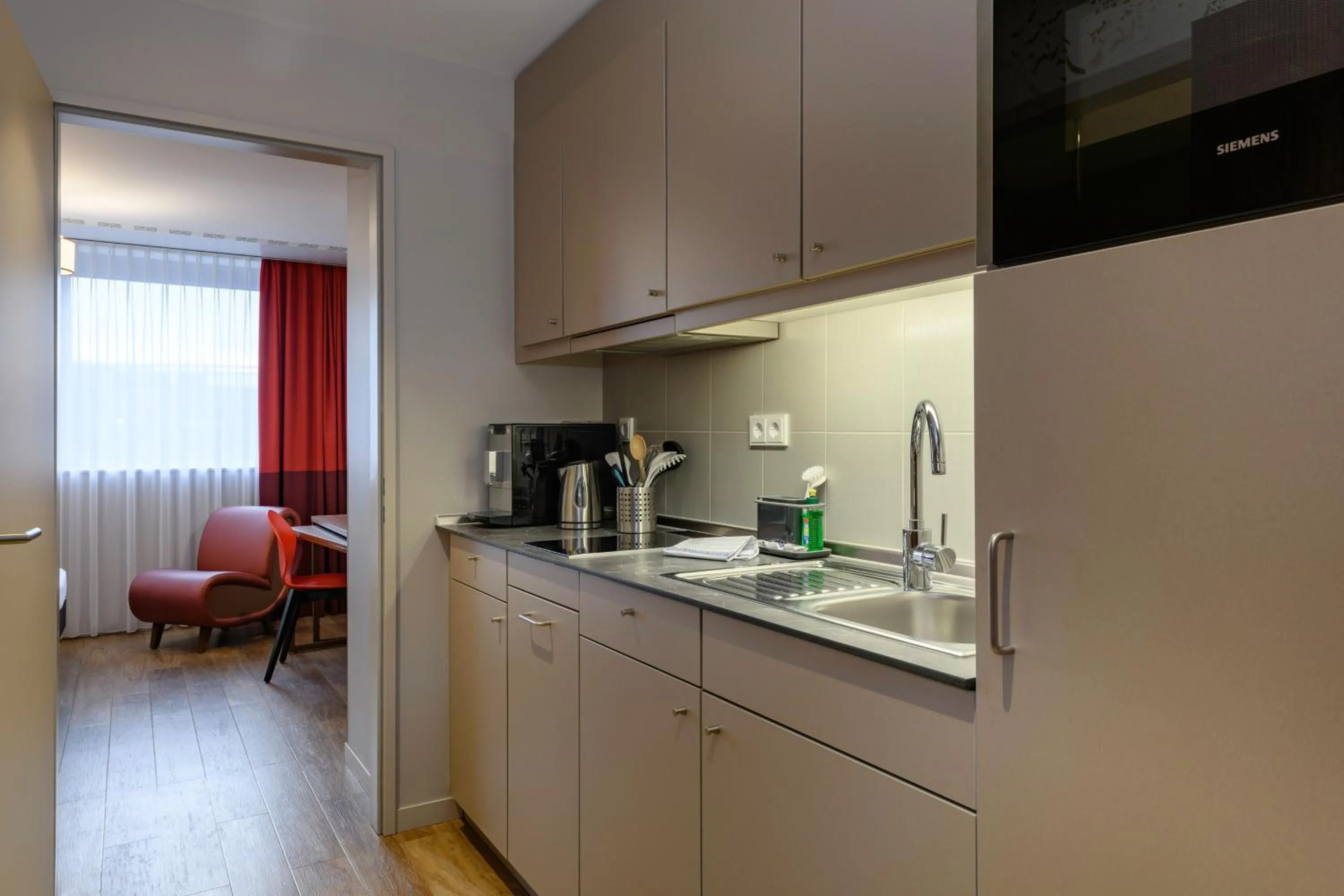 Kitchen or kitchenette in Aparthotel Adagio Frankfurt City Messe