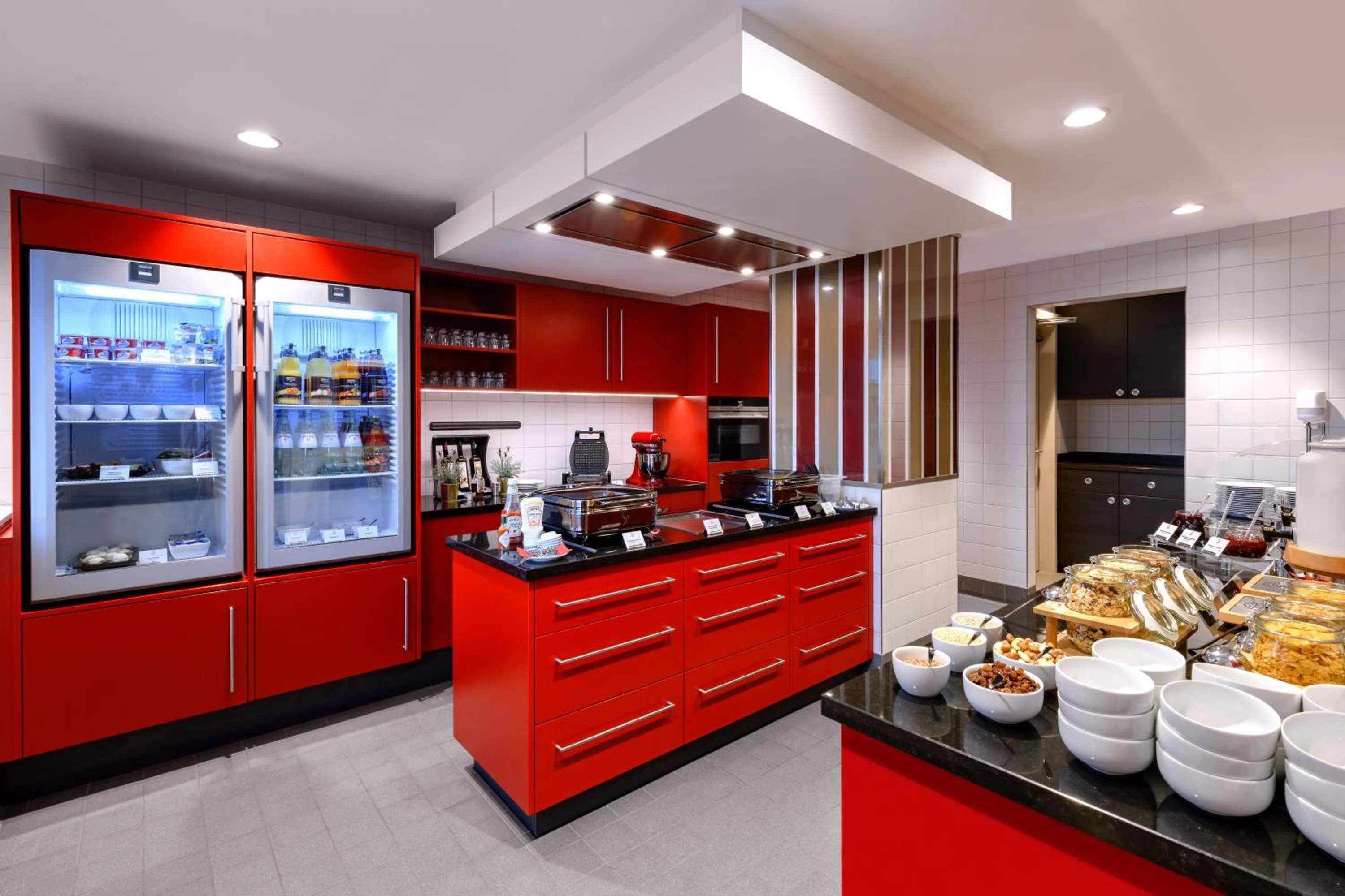 Communal kitchen in Aparthotel Adagio Frankfurt City Messe