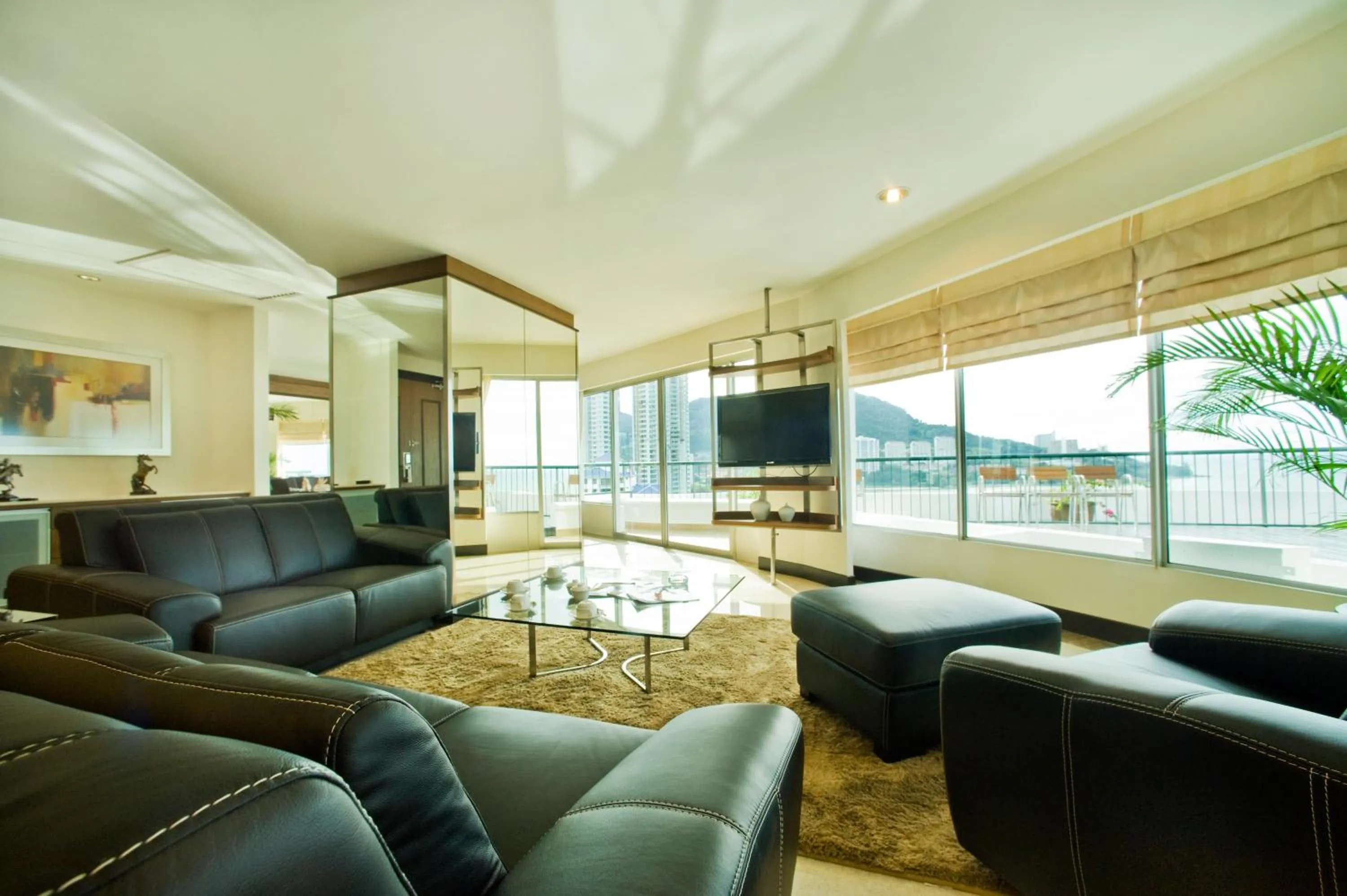 Communal lounge/ TV room in Flamingo Hotel by the Beach, Penang