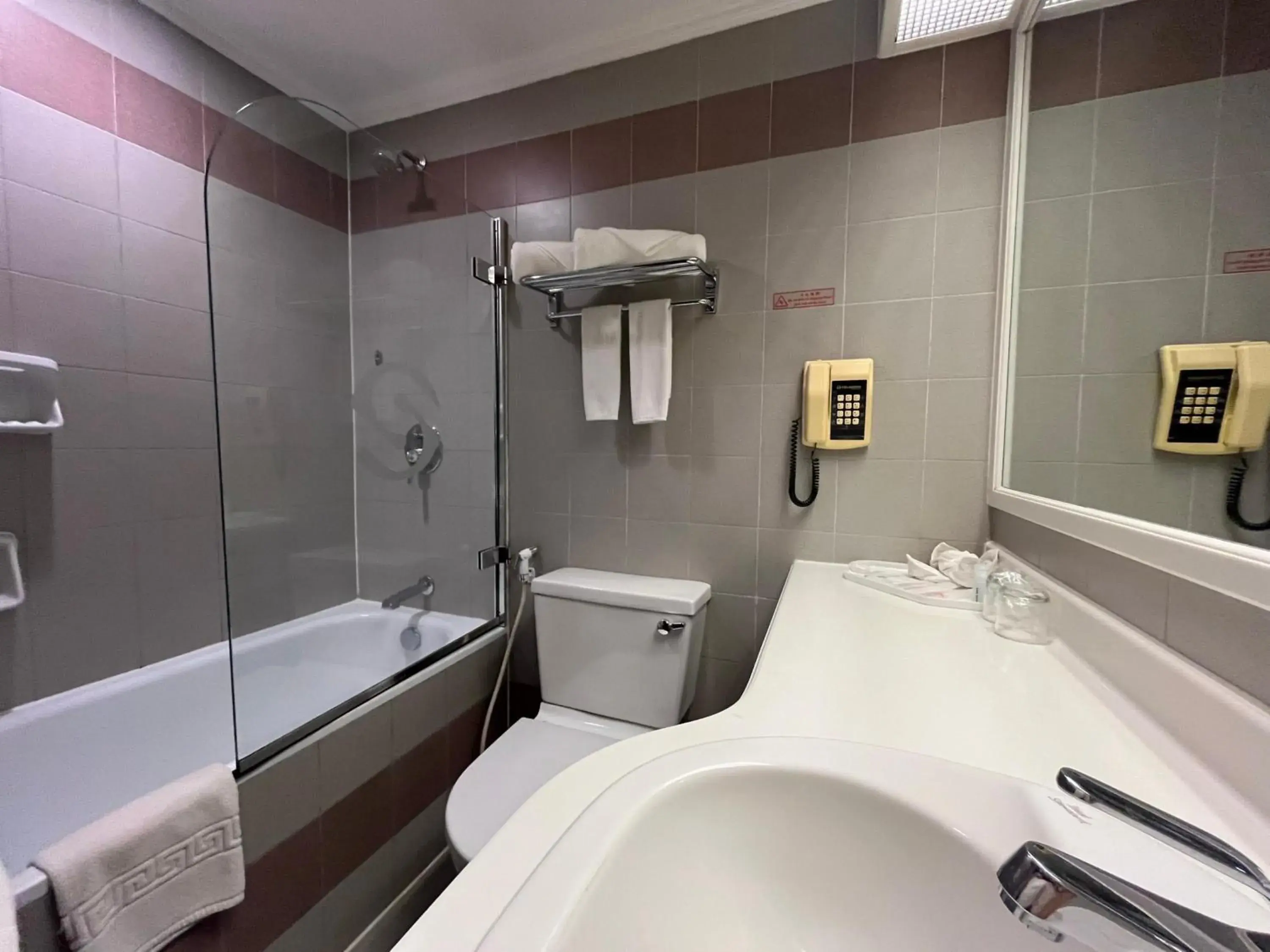 Superior Twin Hill View Room in Hotel Shangri-la Kota Kinabalu Superior Twin Hill View Room in Hotel Shangri-la Kota Kinabalu