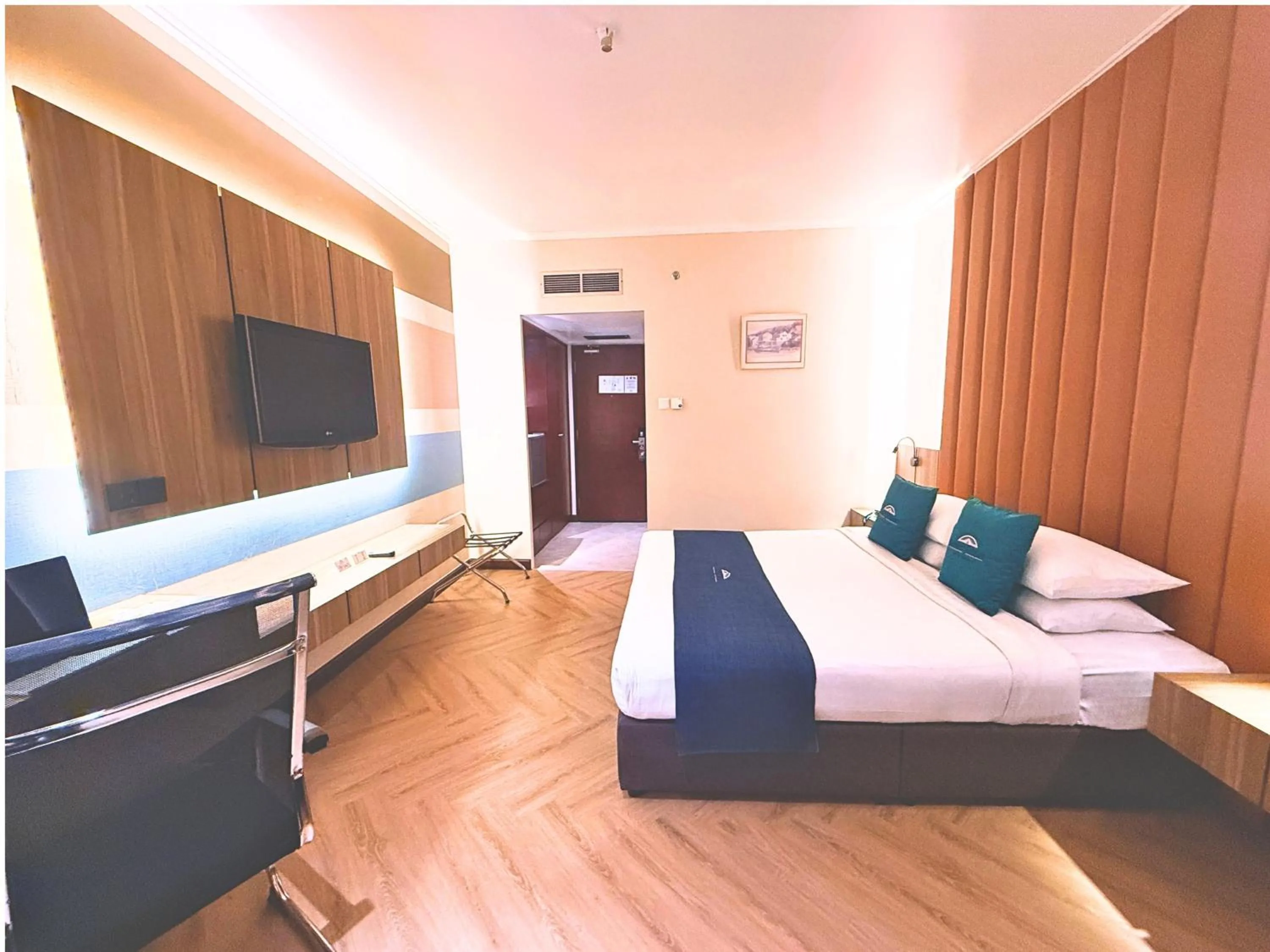 Bed in Howard Johnson by Wyndham Kota Kinabalu City Centre, formerly Hotel Shangri-La Kota Kinabalu