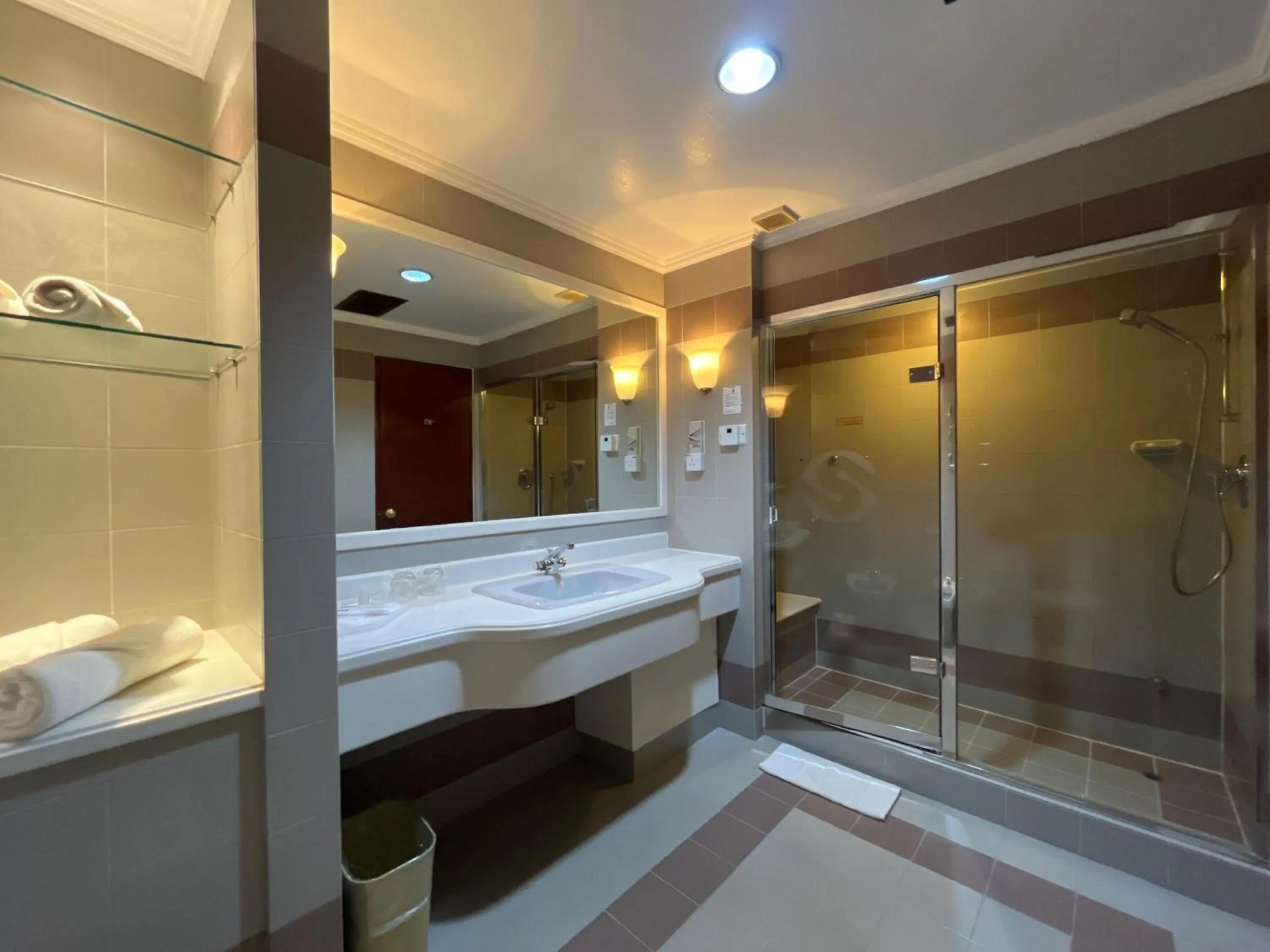 Shower in Hotel Shangri-la Kota Kinabalu
