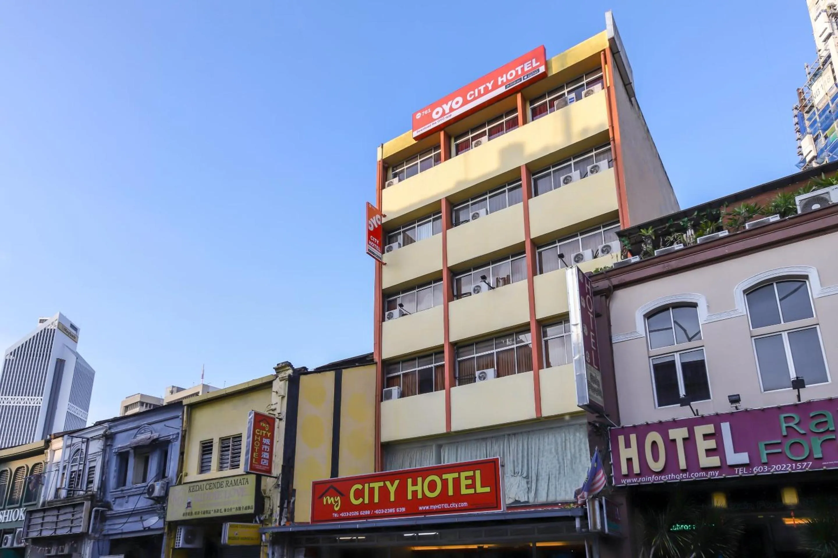 Facade/entrance in OYO 761 City Hotel