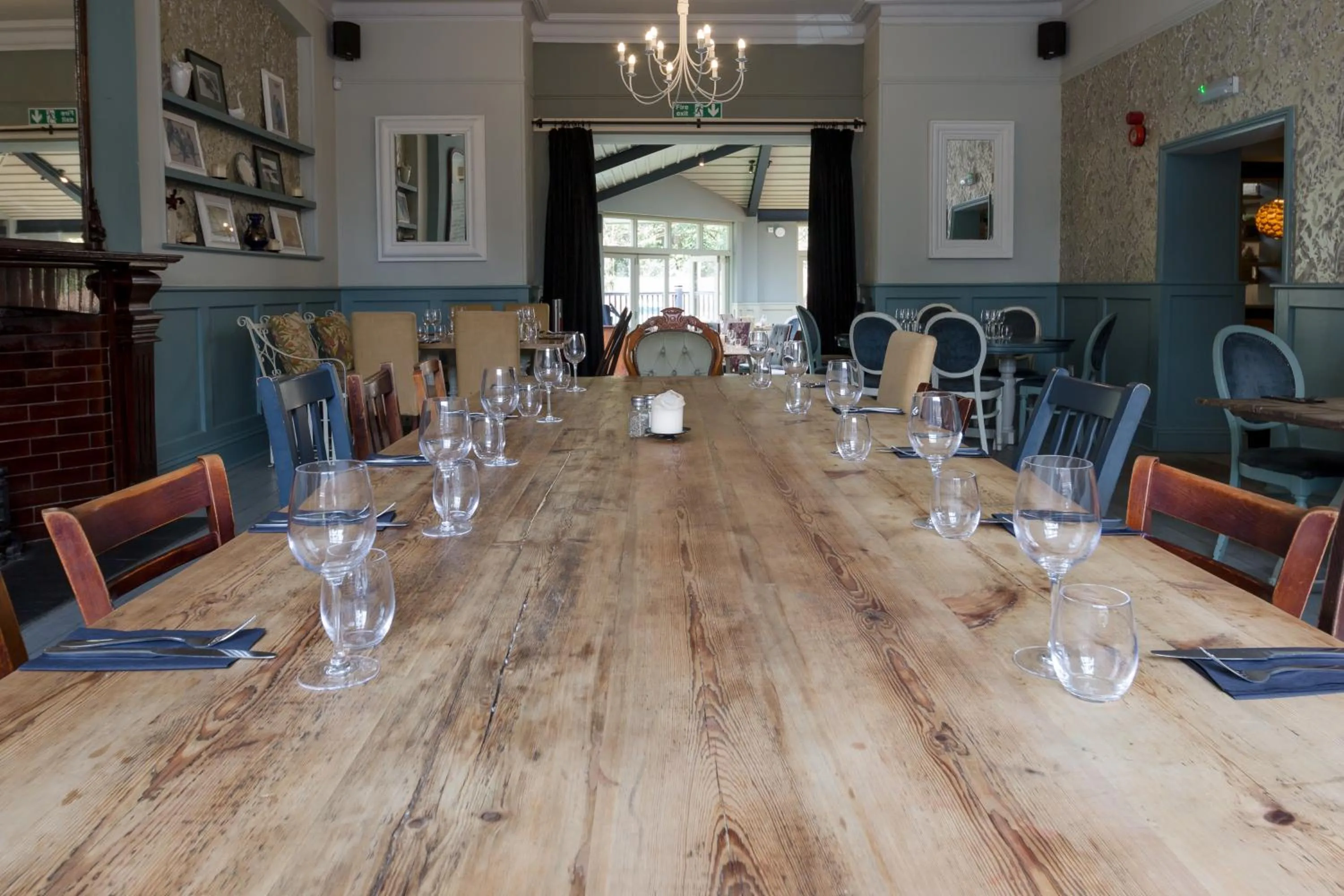 Restaurant/places to eat in Hand and Spear