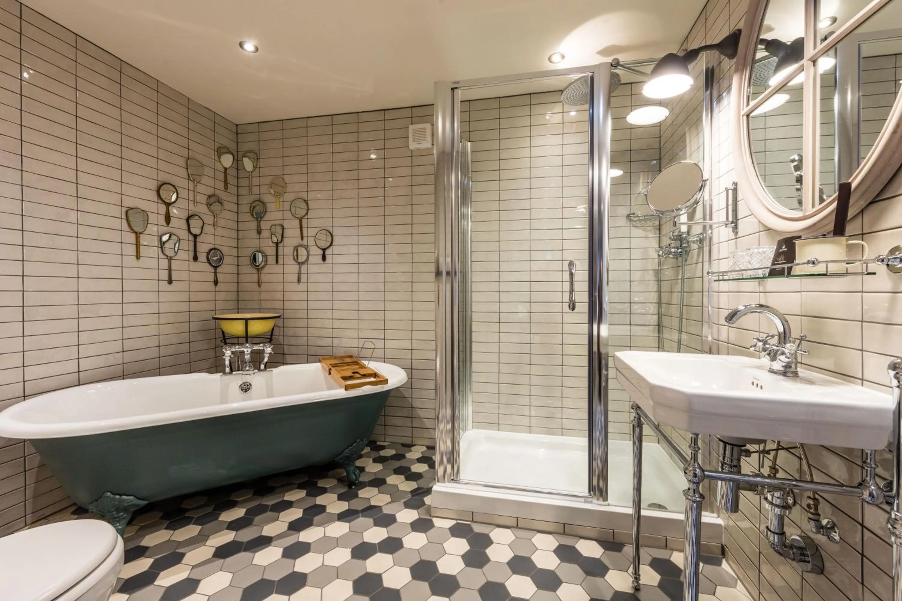 Bathroom in Hand and Spear