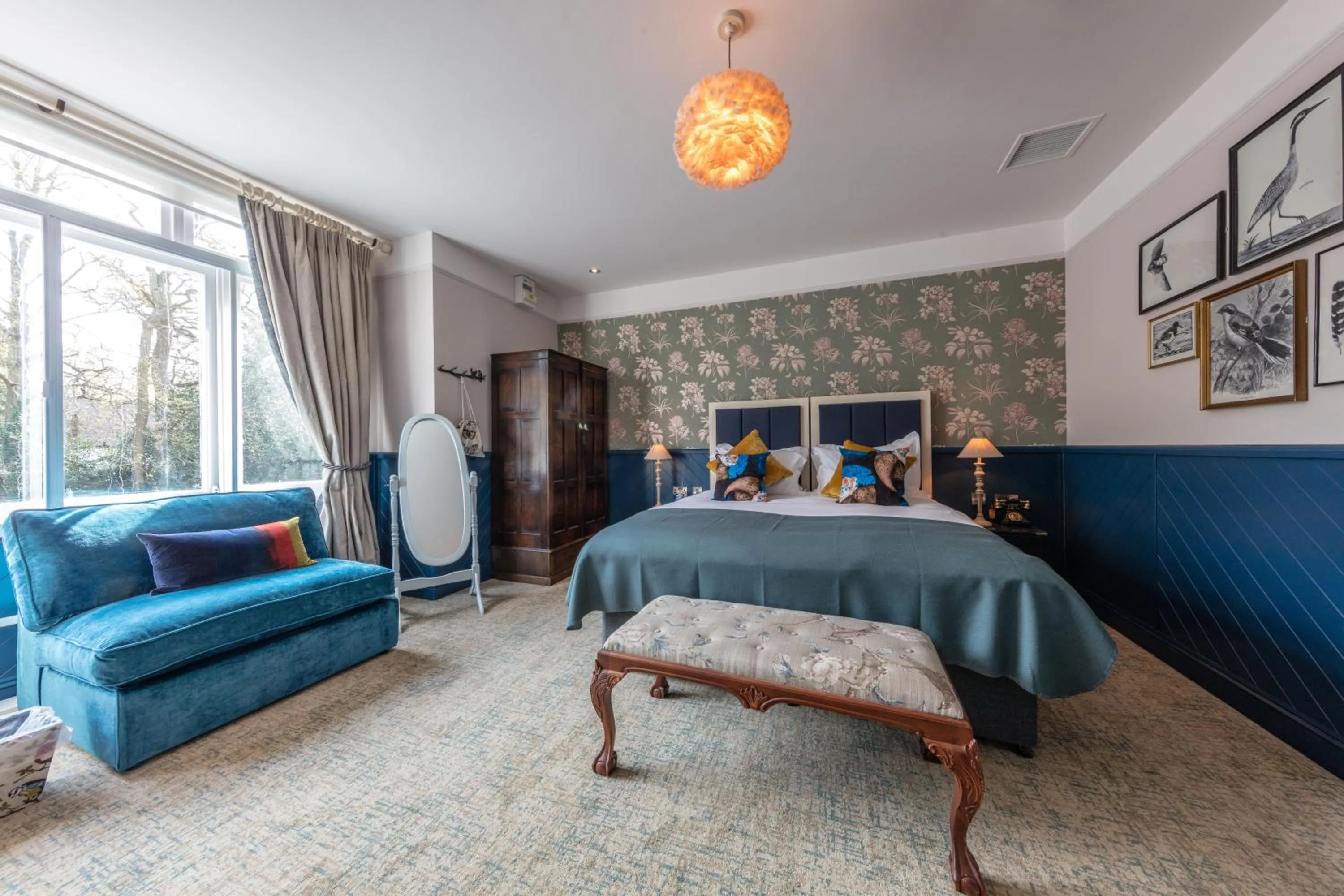 Photo of the whole room, Bed in Hand and Spear