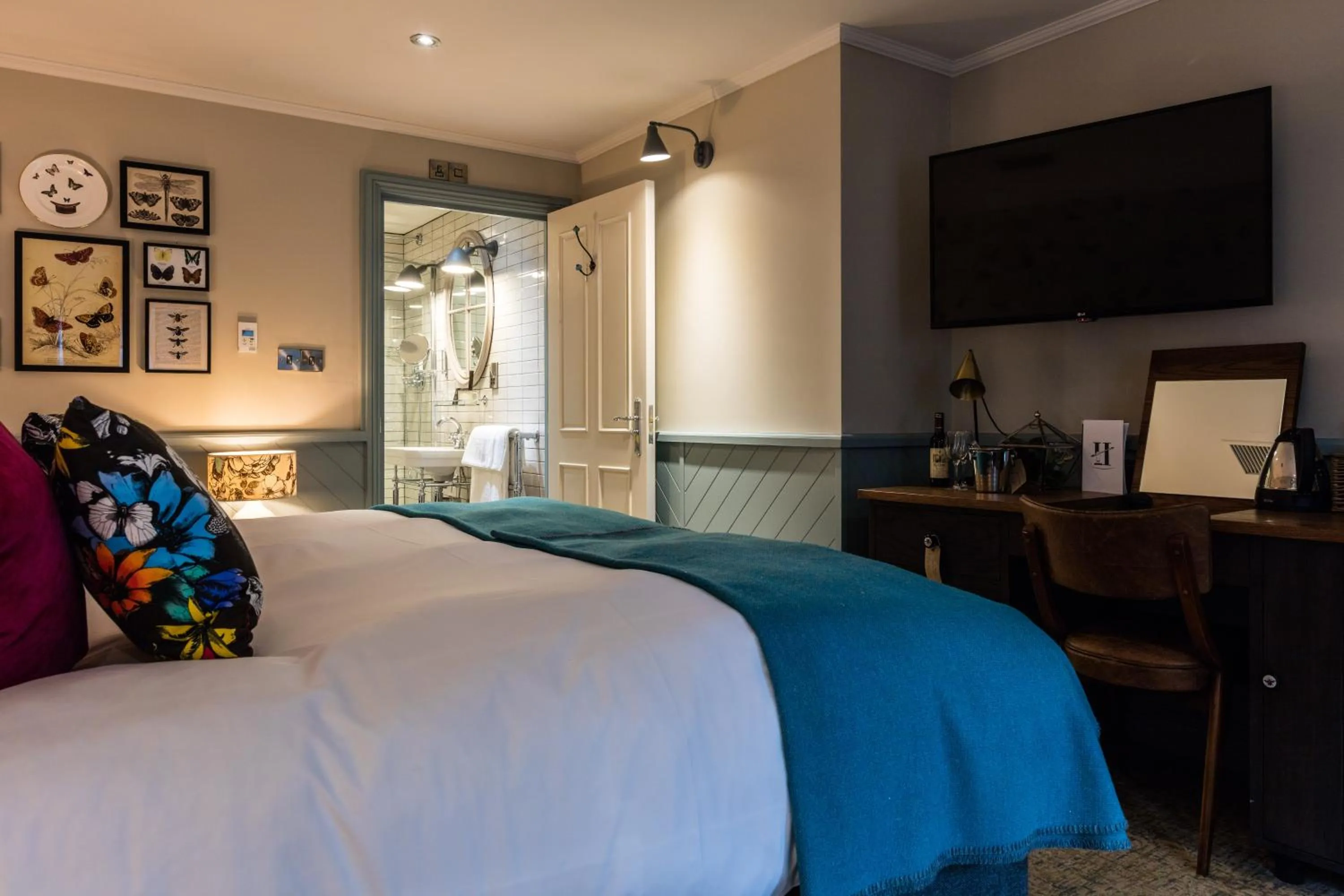 Photo of the whole room, Bed in Hand and Spear